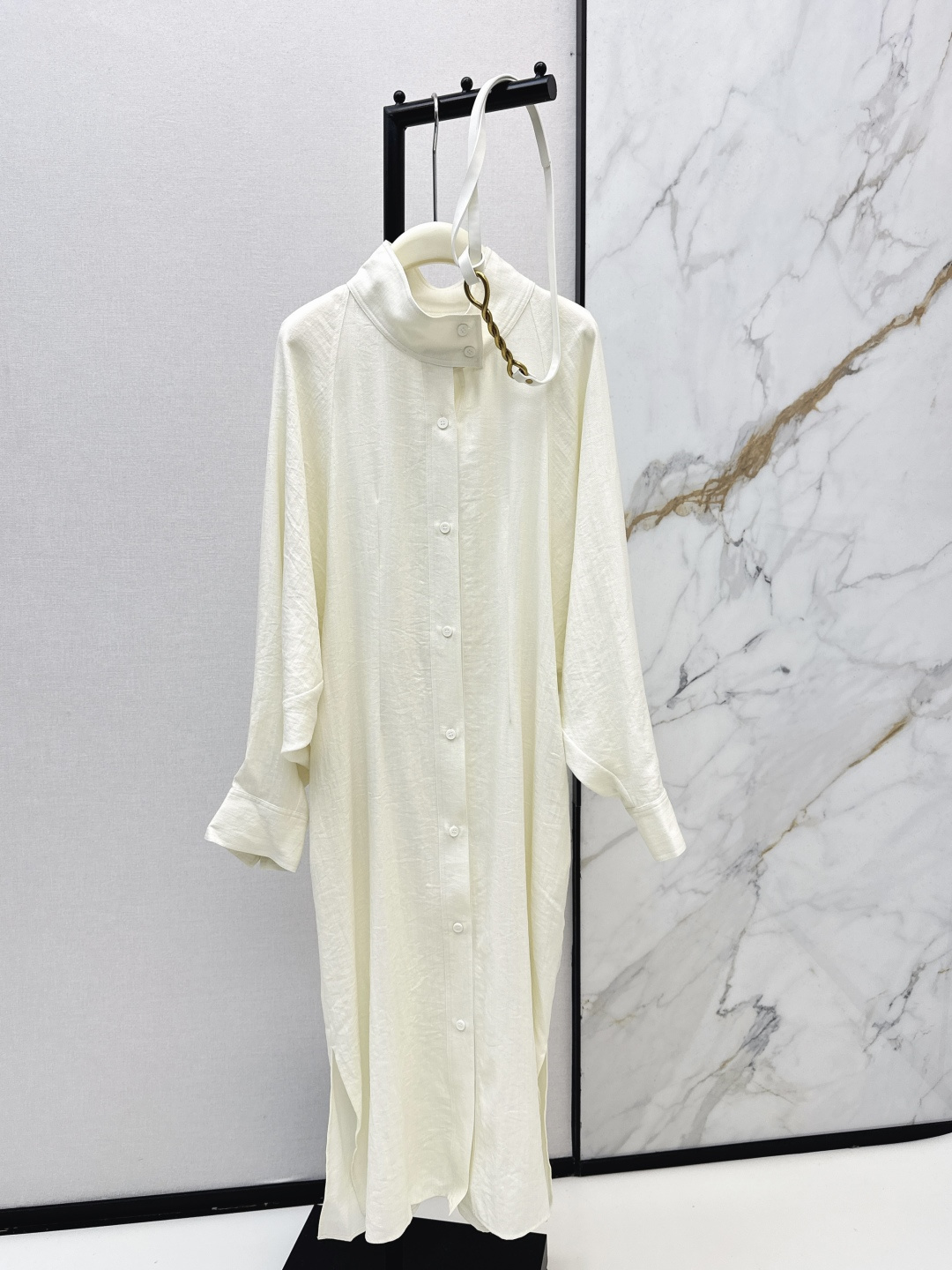 NO:715870,Bv 26Ss - the latest royal sister style shirt dress in early spring with a loose collar and a metal buckle belt. The waist is narrowed to outline the waistline and can create a lazy temperament. The pocket design adds practicality. The matte textured fabric is draped and anti-wrinkle. It feels soft and skin-friendly. It can be worn alone for commuting. It can also be layered with a suit and windbreaker. It can be worn when going out. It is full of fashion. Two colors are on sale smlxl,,bottega veneta,skirts,shirts,business suit,19860909Bv 26Ss———早春最新款御姐风范衬衫式连衣裙翻领宽松版型搭配金属扣腰带 收腰勾勒腰线还能打造慵懒气质 插袋设计更添实用性 哑光肌理面料垂坠抗皱 触感柔软亲肤 可单穿通勤 也能叠搭西装风衣 出门穿 时髦感拉满 两色现货发售smlxl,,bottega veneta,skirts,shirts,business suit,,Women's clothing