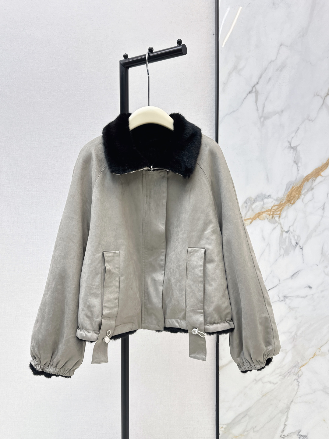 NO:715864,Reversible, extra points for warmth. LP 25Ss - the latest environmentally friendly lining suede jacket for autumn and winter. H profile design. Fashionable and casual style. The loose silhouette is easy to show off the body. The visual sense is very rich. Simple and elegant. A very high-end visual sense. Two colors and two sizes. Available in stock, loro piana, jackets & coats, chamois leather,19860909双面可穿 温暖加分 LP 25Ss———秋冬最新款环保内里麂皮绒外套 H廓形设计 时髦休闲风 廓而有度的松量版型 轻松显高藏肉 视觉感很丰富 简约大方 一整很高级的即视感 两色sm两个码 现货发售,,loro piana,jackets & coats,chamois leather,,Women's clothing