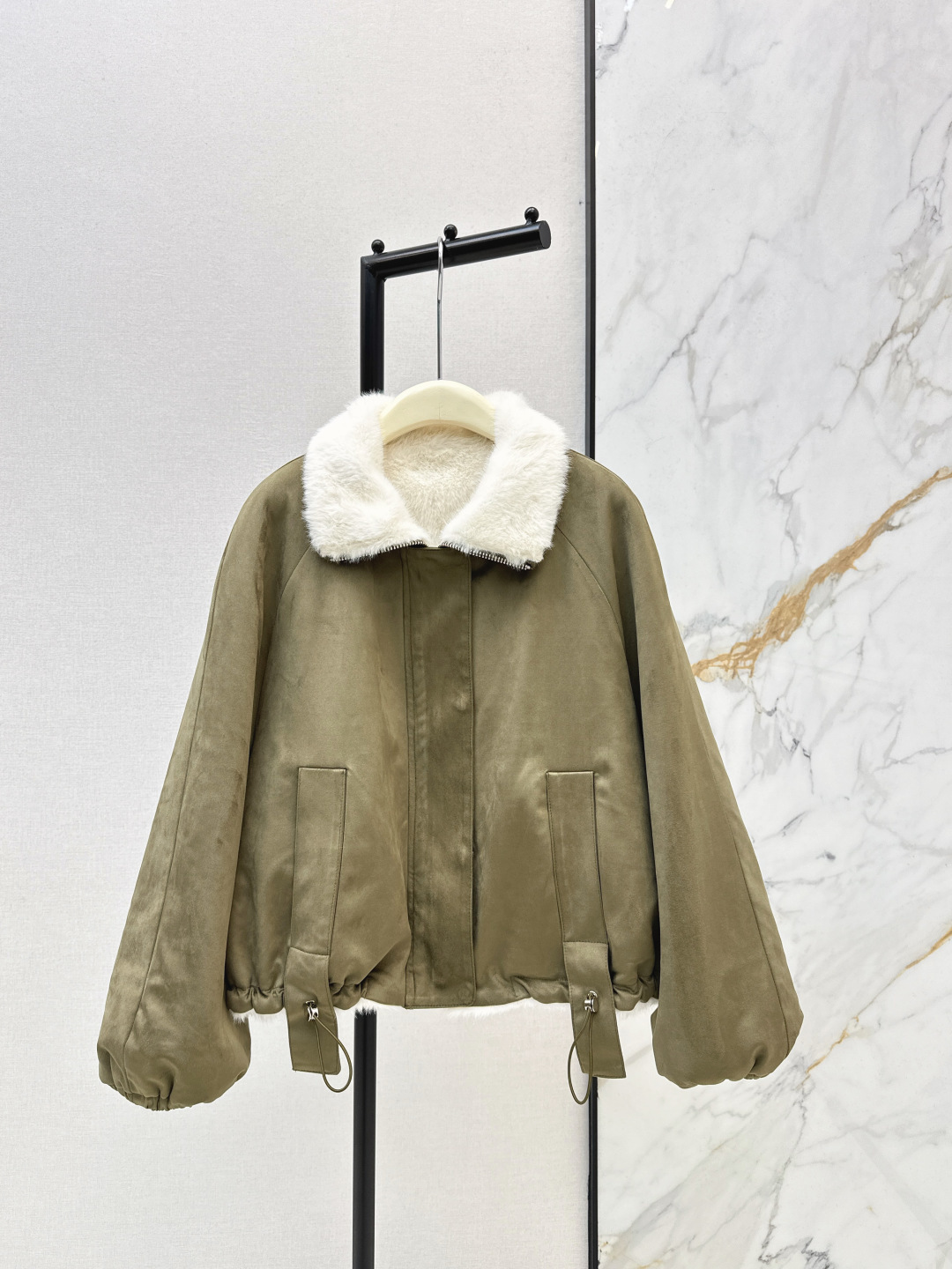 NO:715861,Reversible, extra points for warmth. LP 25Ss - the latest environmentally friendly lining suede jacket for autumn and winter. H profile design. Fashionable and casual style. The loose silhouette is easy to show off the body. The visual sense is very rich. Simple and elegant. A very high-end visual sense. Two colors and two sizes. Available in stock, loro piana, jackets & coats, chamois leather,19860909双面可穿 温暖加分 LP 25Ss———秋冬最新款环保内里麂皮绒外套 H廓形设计 时髦休闲风 廓而有度的松量版型 轻松显高藏肉 视觉感很丰富 简约大方 一整很高级的即视感 两色sm两个码 现货发售,,loro piana,jackets & coats,chamois leather,,Women's clothing