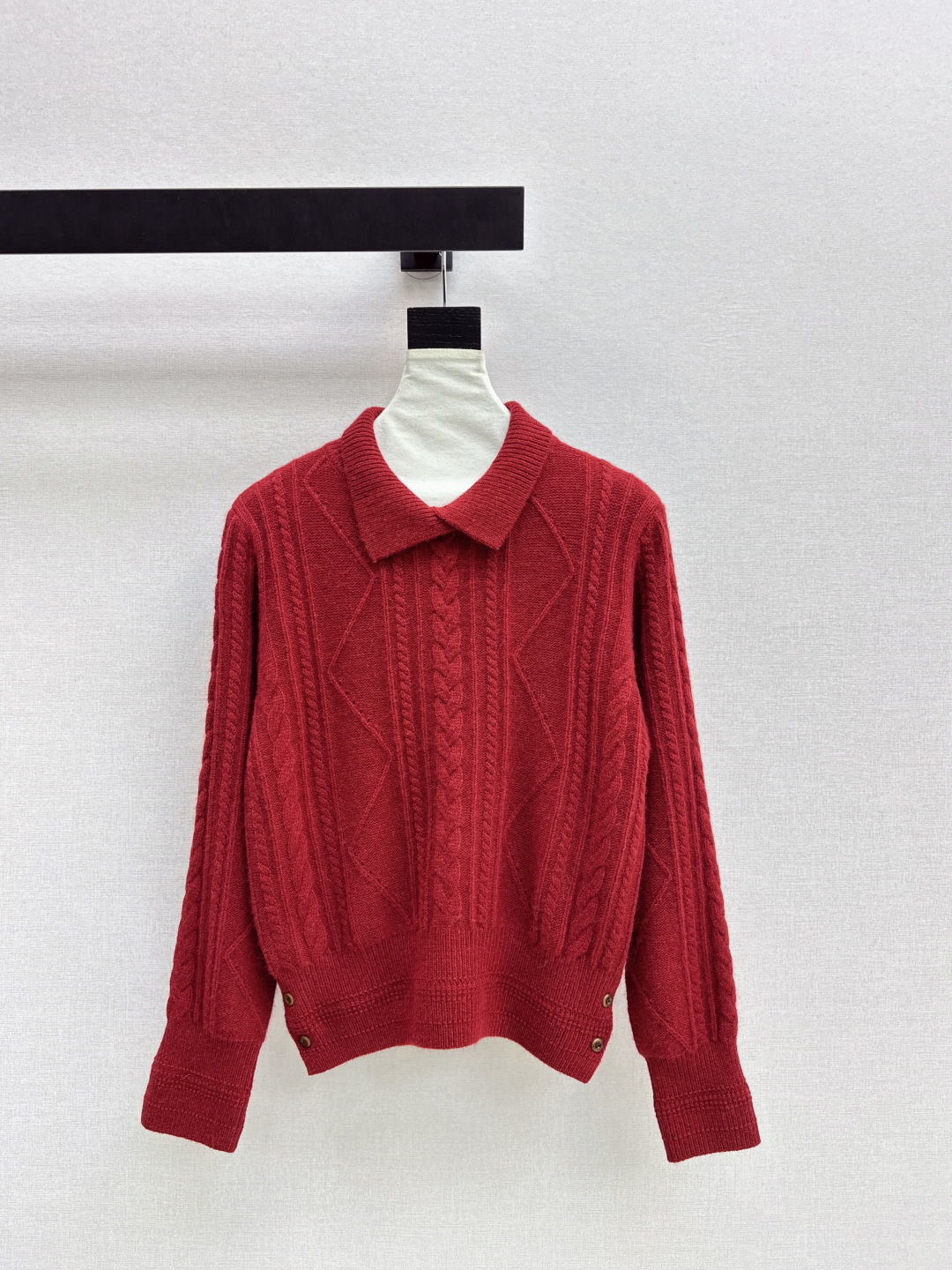 NO:715887,220L 26Ss————The latest spliced ​​twist weave lapel sweater in early spring. You should wear sweaters in winter. It has a warm atmosphere. It has a Korean drama heroine feel. It has an old-money minimalist style~ The upper body is very good-looking. Two colors are available in stock. sml,, loro piana, sweaters,19860909220L 26Ss————早春最新款拼接麻花织法工艺翻领毛衣 冬天就是要穿毛衣 温暖的氛围感 有种韩剧女主Feel 老钱风极简风～ 上身很高颜值 两色现货发售sml,,loro piana,sweaters,,Women's clothing