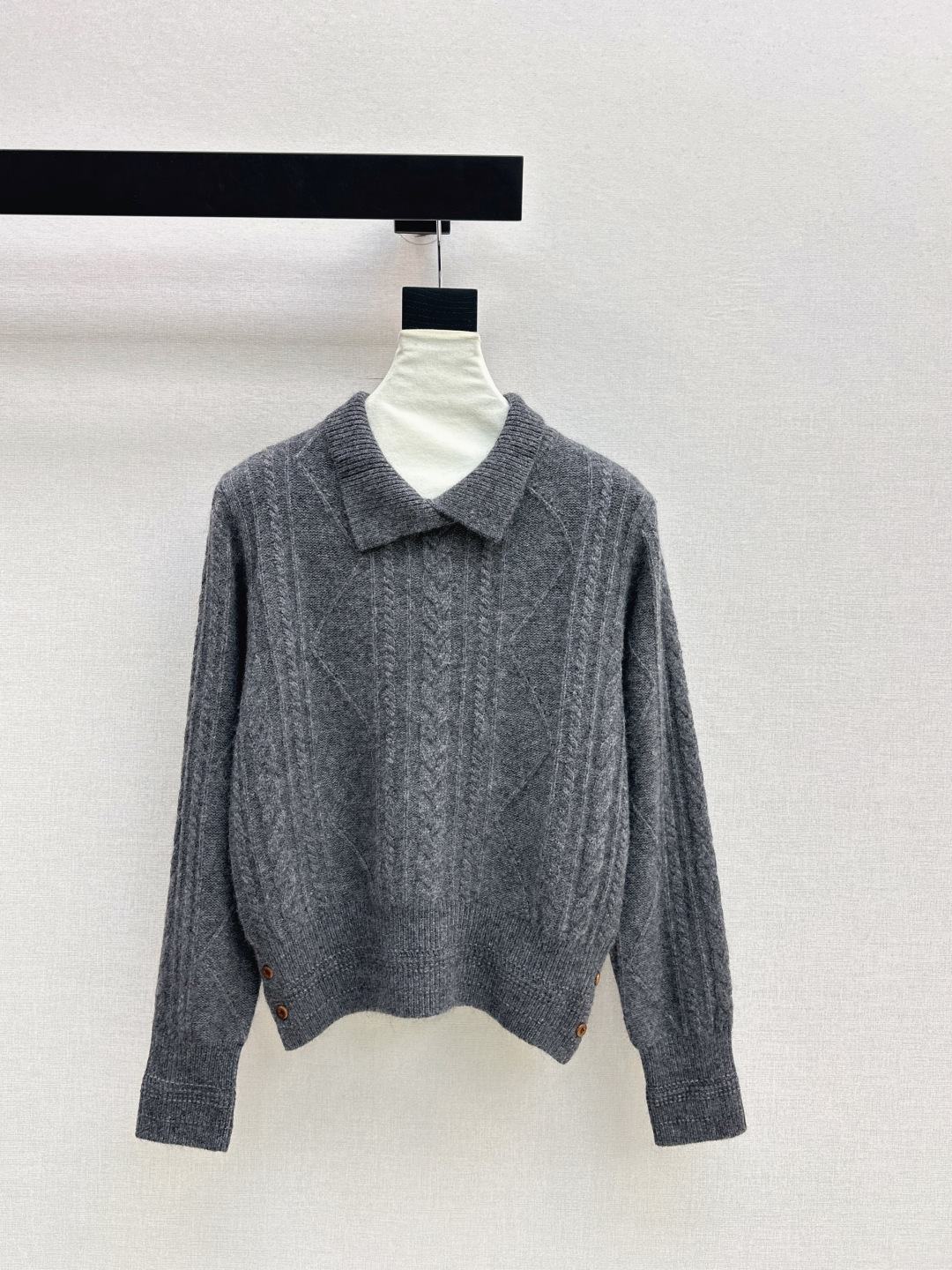 NO:715884,220L 26Ss————The latest spliced ​​twist weave lapel sweater in early spring. You should wear sweaters in winter. It has a warm atmosphere. It has a Korean drama heroine feel. It has an old-money minimalist style~ The upper body is very good-looking. Two colors are available in stock. sml,, loro piana, sweaters,19860909220L 26Ss————早春最新款拼接麻花织法工艺翻领毛衣 冬天就是要穿毛衣 温暖的氛围感 有种韩剧女主Feel 老钱风极简风～ 上身很高颜值 两色现货发售sml,,loro piana,sweaters,,Women's clothing