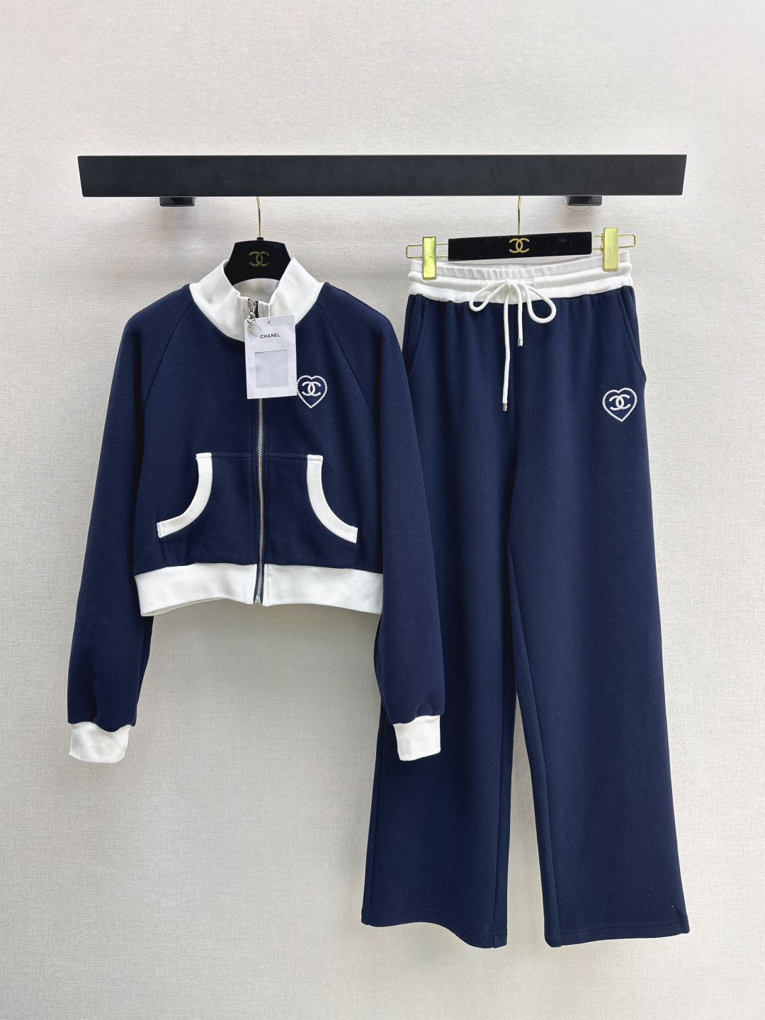 NO:716612,C Home 26Ss - the latest casual stand-up collar suit for early spring. Jacket + elastic waist trousers. Comfortable, easy to wear, slim and stylish. The stand-up collar zipper is casual. The hot diamond on the chest outlines the love double C letter logo. It is high-profile and luxurious. It highlights the brand texture and makes it more advanced. It matches the same series of wide-leg drawstring straight. The waist is spliced with contrasting ribbons to add a sense of casual fashion. The visual effect is richer. One set is matched with a fashionable and western style. One set is available.  Two colors ready for sale sml,,chanel,jackets & coats,19860909C家 26Ss————早春最新款休闲立领套装 外套+松紧腰长裤 舒适好穿垂顺有型 立领拉链休闲 胸前烫钻勾勒爱心双C字母徽标 高调奢华 凸显品牌质感更显高级 配合同系列阔腿抽绳直筒 腰身拼接撞色织带,增添休闲时尚感 视觉效果更显丰富 一套搭配时髦洋气 一套出 两色现货发售sml,,chanel,jackets & coats,,Women's clothing