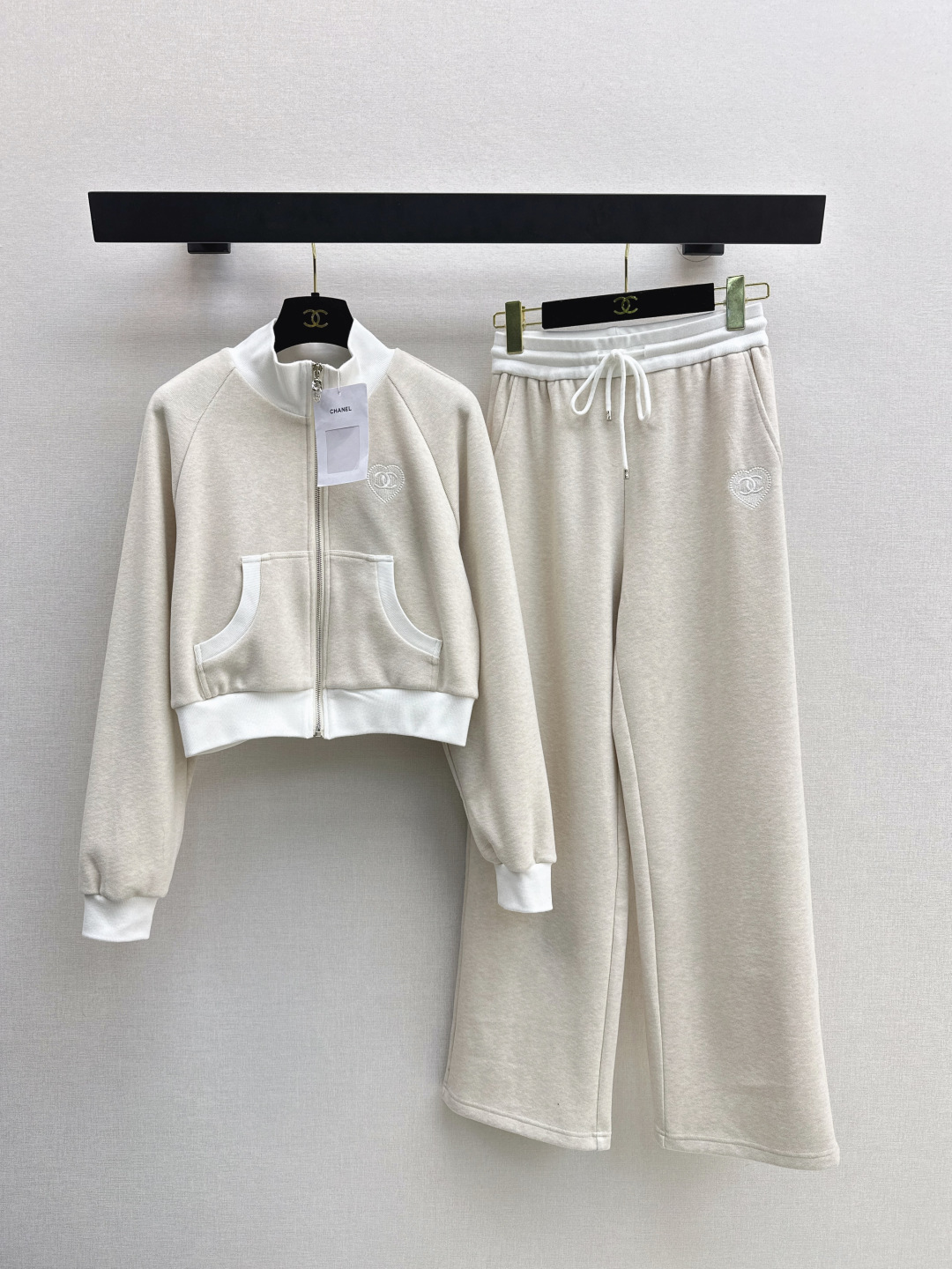 NO:716609,C Home 26Ss - the latest casual stand-up collar suit for early spring. Jacket + elastic waist trousers. Comfortable, easy to wear, slim and stylish. The stand-up collar zipper is casual. The hot diamond on the chest outlines the love double C letter logo. It is high-profile and luxurious. It highlights the brand texture and makes it more advanced. It matches the same series of wide-leg drawstring straight. The waist is spliced with contrasting ribbons to add a sense of casual fashion. The visual effect is richer. One set is matched with a fashionable and western style. One set is available.  Two colors ready for sale sml,,chanel,jackets & coats,19860909C家 26Ss————早春最新款休闲立领套装 外套+松紧腰长裤 舒适好穿垂顺有型 立领拉链休闲 胸前烫钻勾勒爱心双C字母徽标 高调奢华 凸显品牌质感更显高级 配合同系列阔腿抽绳直筒 腰身拼接撞色织带,增添休闲时尚感 视觉效果更显丰富 一套搭配时髦洋气 一套出 两色现货发售sml,,chanel,jackets & coats,,Women's clothing