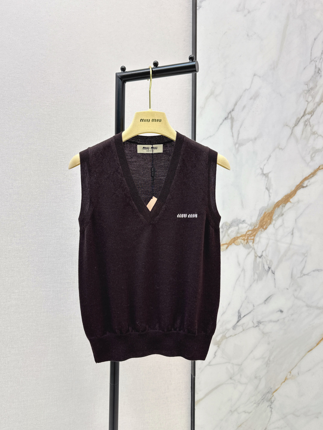 NO:716606,Miu 26Ss————Early spring’s latest high-end chocolate brown letter logo lapel vest top custom-dyed high-end color series 100% sheep wool yarn soft and delicate to the touch original custom 18-needle imported weaving technology temperament girly style short design to reduce age and sweet atmosphere cute love energetic girly style letter design original customized version of the upper body to look slim One color ready for sale sml,, miumiu,19860909Miu 26Ss————早春最新款高级巧克力棕字母logo翻领马甲背心上衣定染高级色系 百分百绵羊毛纱线 手感软糯细腻 原版定制18针进口机织工艺 气质少女风小短款设计减龄甜美气息 可可爱爱元气少女风字母设计 原版定制版型上身巨显瘦 一色现货发售sml,,miumiu,,Women's clothing