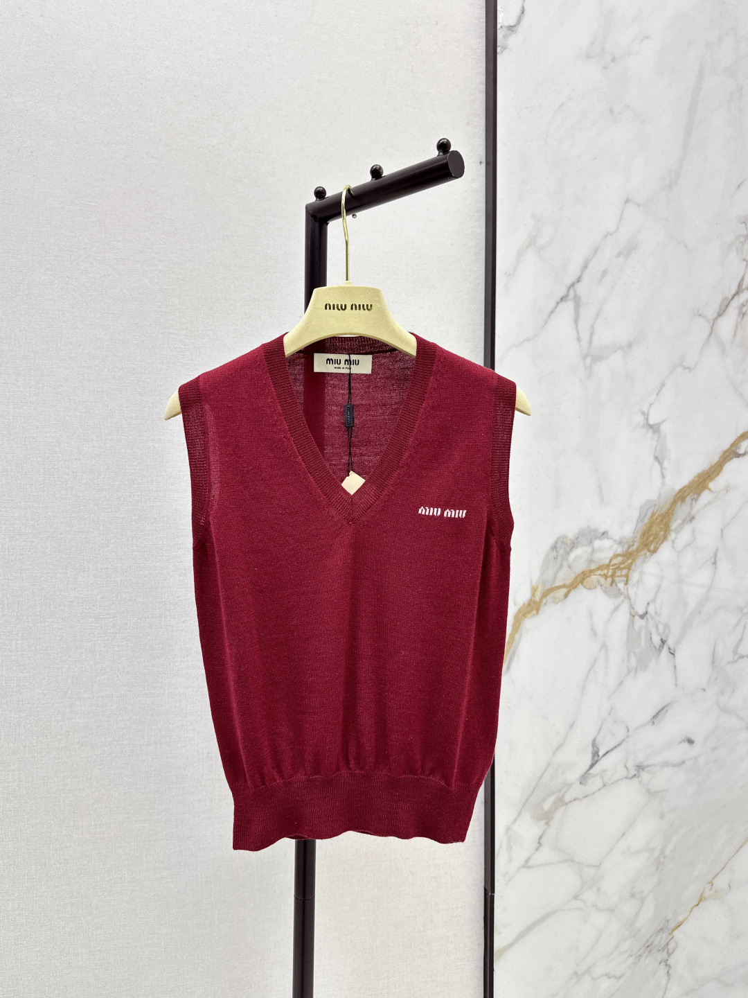 NO:716629,Miu 26Ss————The latest high-end vest top in early spring is custom-dyed in high-end colors. 100% sheep wool yarn, soft and delicate to the touch. Original customized 18-needle imported woven craftsmanship. Temperament, girly style, short design, age-reducing and sweet atmosphere. Cute and energetic girly style letter design. Original customized version, the upper body is huge and slim. One color ready for sale sml,, miumiu,19860909Miu 26Ss————早春最新款高级马甲背心上衣定染高级色系 百分百绵羊毛纱线 手感软糯细腻 原版定制18针进口机织工艺 气质少女风小短款设计减龄甜美气息 可可爱爱元气少女风字母设计 原版定制版型上身巨显瘦 一色现货发售sml,,miumiu,,Women's clothing