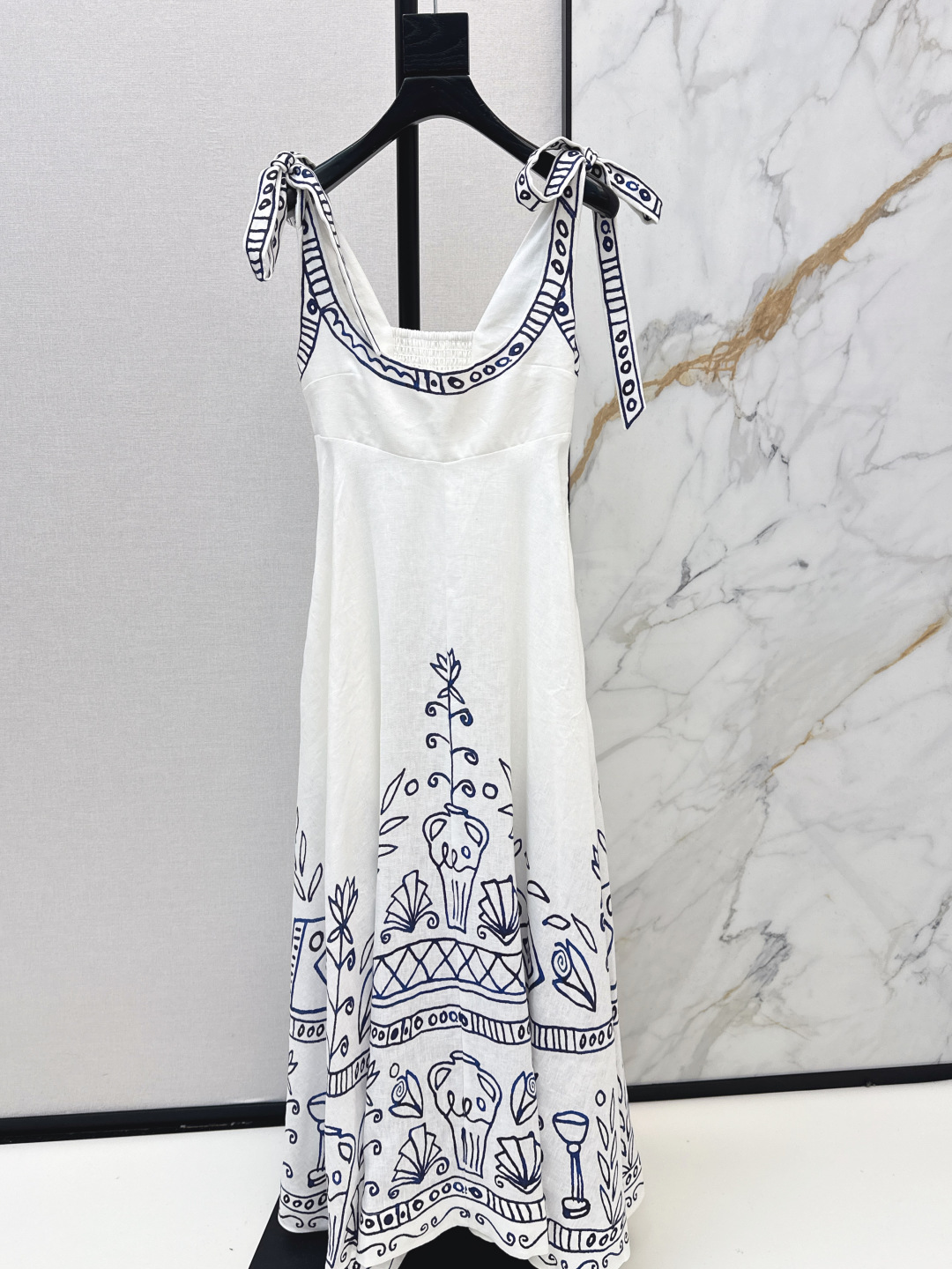 NO:716617,Exclusive first release, fashionable design 26Ss——Early autumn latest resort style blue and white porcelain embroidered suspender long dress, elegant and fresh holiday style atmosphere, elegant pattern printing, romantic and elegant white and rich beauty must-have item, 100% silk fabric, one color ready for sale smlxl,,skirts,real silk,19860909独家首发 时髦设计 26Ss———早秋最新款度假风青花瓷刺绣吊带长款连衣裙淡雅清新的度假风气息 优雅图案印花浪漫优雅的白富美必备单品 百分百真丝面料 一色现货发售smlxl,,skirts,real silk,,Women's clothing