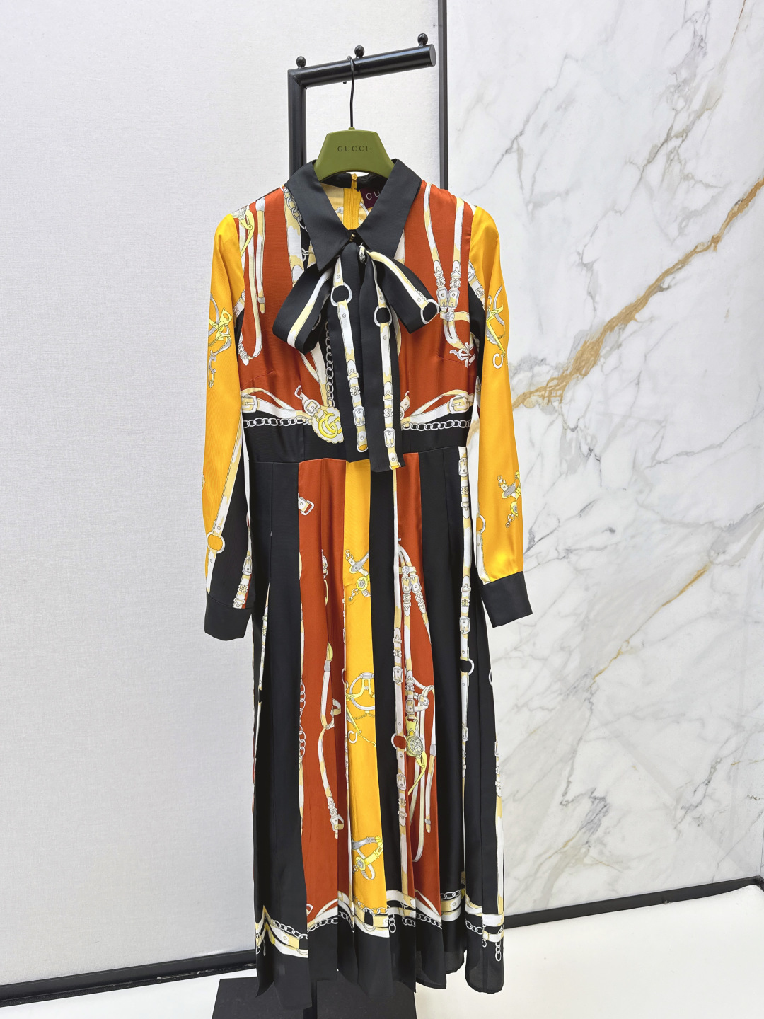 NO:716614,Gu 26Ss————The latest spring and summer GG ribbon 3D printed silk dress, 100% silk twill fabric, extra-long ribbon design, positioning floral tailoring process, pleated skirt, elegant style, slimming upper body, fashionable and high-end tone, a must-have artifact for white and rich beauty, positioning pattern, versatile and not picky, one color ready for sale smlxl,,skirts,real silk,19860909Gu 26Ss————春夏最新款GG丝带3D立体印花真丝连衣裙百分百真丝斜纹绸面料 超长飘带设计 定位对花剪裁工艺 压褶裙摆气质优雅版型上身巨显瘦 时髦又高级的调调 白富美必备神器 定位花裁版型百搭不挑人 一色现货发售smlxl,,skirts,real silk,,Women's clothing