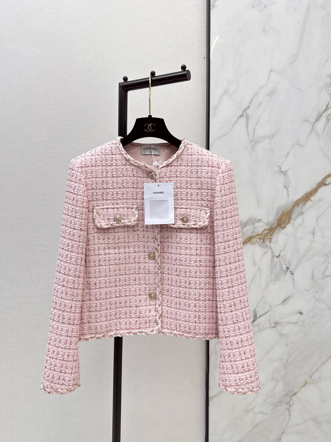 NO:716616,C Family 26Ss - the latest age-reducing pink woven jacket in early spring. Gentle pink color. Customized sequined woven edges + three-dimensional portrait buttons with delicate and careful stitching. The details of the double pockets are lazy and elegant ~ wearing it will make you look like a wealthy daughter with its own soft light. It can directly bring out the 'spring nobility'~ One color ready for sale sml,, chanel, jackets & coats,19860909C家 26Ss———早春最新款减龄粉色系编织外套温柔粉色系 定制亮片编织包边+立体人像纽扣精致小心机 双口袋口袋细节慵懒又优雅~穿上就是自带柔光的富家千金 直接把“春日贵气感”拉满～一色现货发售sml,,chanel,jackets & coats,,Women's clothing