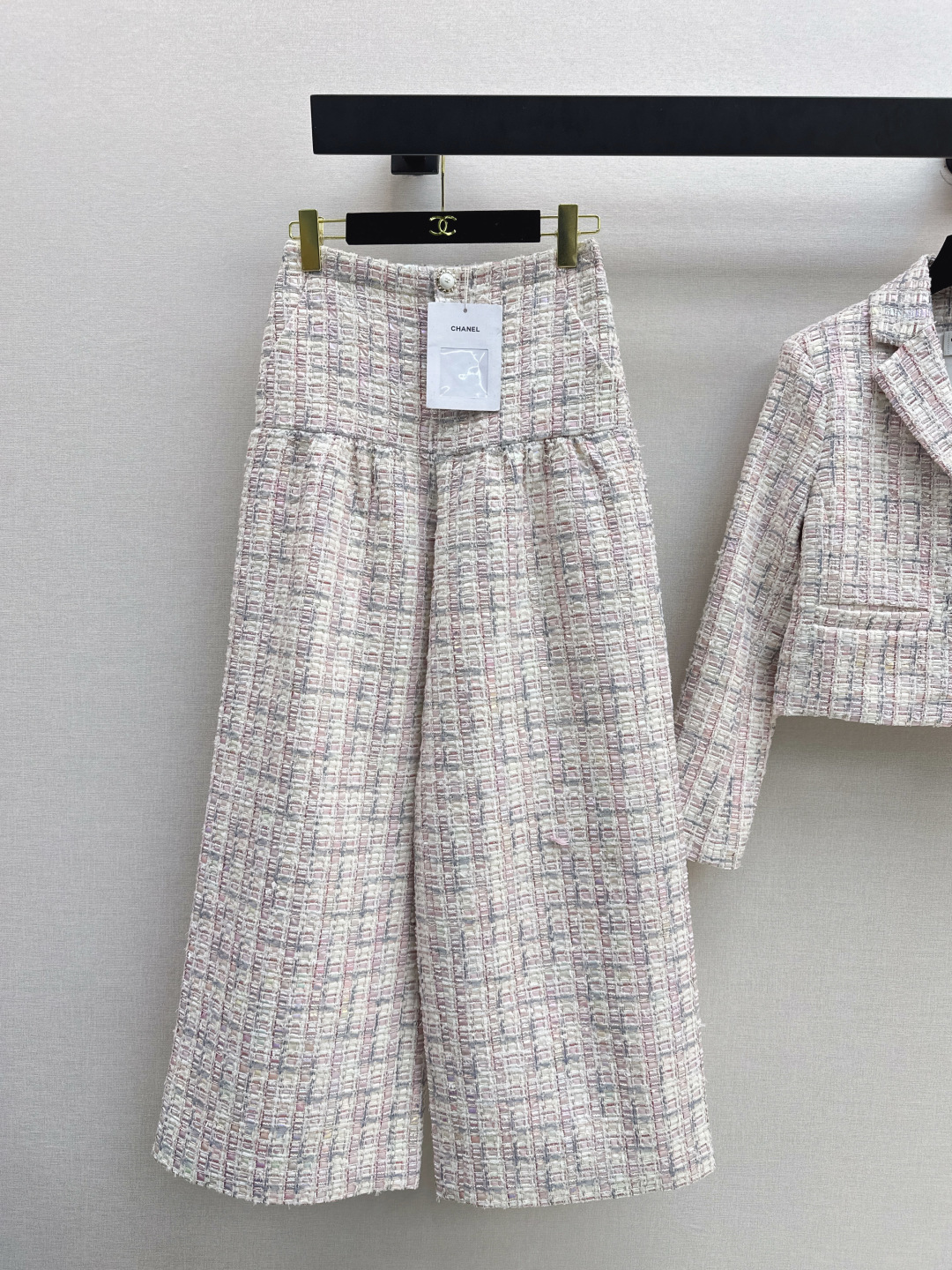 NO:716613,C Family 26Ss————The latest catwalk show in early spring, the same short jacket and tweed high-waisted straight-leg pants. Classic tweed plaid fabric. Tailored single-breasted version. The details make the whole design more three-dimensional. The upper body is straight and you can feel the stunning feeling of haute couture. Decorated with exquisite custom-made buttons. Paired with the daughter of a socialite and rich family. Full sense of luxury. Developed in one color. Ready for sale sml,,chanel,jackets &  coats,19860909C家 26Ss————早春最新走秀同款富家千金套装小短款外套+粗花呢高腰直筒裤 经典粗花呢格纹面料 精裁单排扣版型 细节令整款设计更具有立体感 周正挺括 上身就能感受到高定的惊艳感 装饰开模精致的定制扣子 搭配名媛富家千金 高级感十足 一色分开发 现货发售sml,,chanel,jackets & coats,,Women's clothing