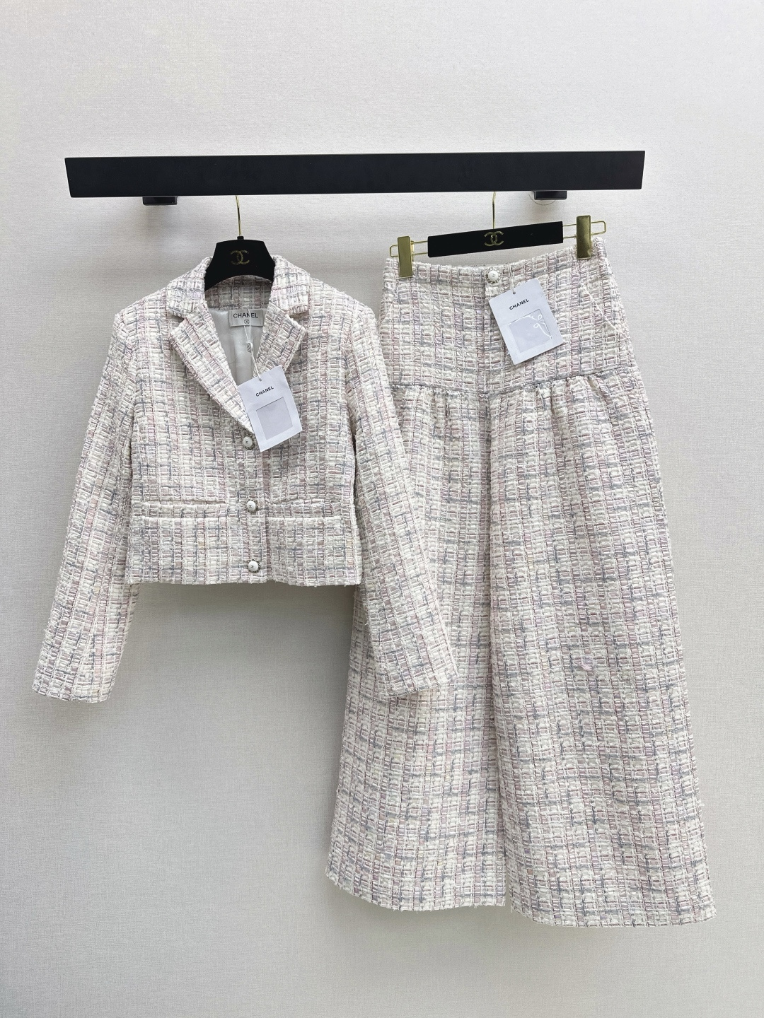 NO:716610,C Family 26Ss————The latest catwalk show in early spring, the same short jacket and tweed high-waisted straight-leg pants. Classic tweed plaid fabric. Tailored single-breasted version. The details make the whole design more three-dimensional. The upper body is straight and you can feel the stunning feeling of haute couture. Decorated with exquisite custom buttons.  coats,19860909C家 26Ss————早春最新走秀同款富家千金套装小短款外套+粗花呢高腰直筒裤 经典粗花呢格纹面料 精裁单排扣版型 细节令整款设计更具有立体感 周正挺括 上身就能感受到高定的惊艳感 装饰开模精致的定制扣子 搭配名媛富家千金 高级感十足 一色分开发 现货发售sml 外,,chanel,jackets & coats,,Women's clothing