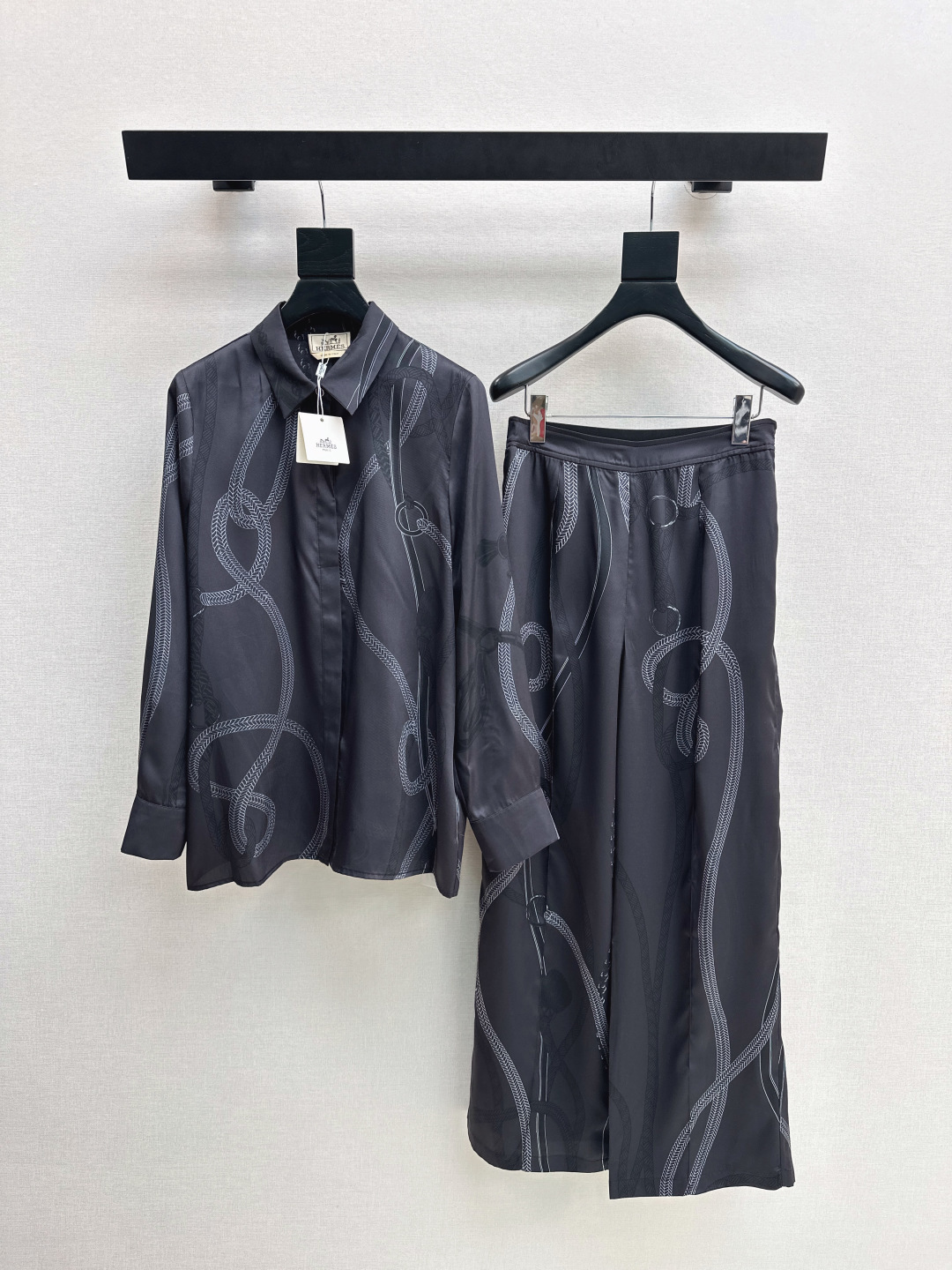 NO:716897,Her 26Ss————The latest silk suit for early spring, long-sleeved printed shirt + straight pants, 100% silk fabric, penetrating printing, retro and fashionable, low-key temperament and luxurious high-end, versatile and not picky, customized technical fabrics, quality of workmanship depends on the details, white and rich beauty is a must-have, developed in one color, ready for sale sml shirts, shirts, real silk,19860909Her 26Ss————早春最新款真丝套装 长袖印花衬衫+直筒裤 百分百真丝面料 渗透印花 复古时髦 低调气质又奢华高级 版型百搭不挑人 定制科技面料 做工品质看细节 白富美必入 一色分开发 现货发售sml 衬衣,,shirts,real silk,,Women's clothing