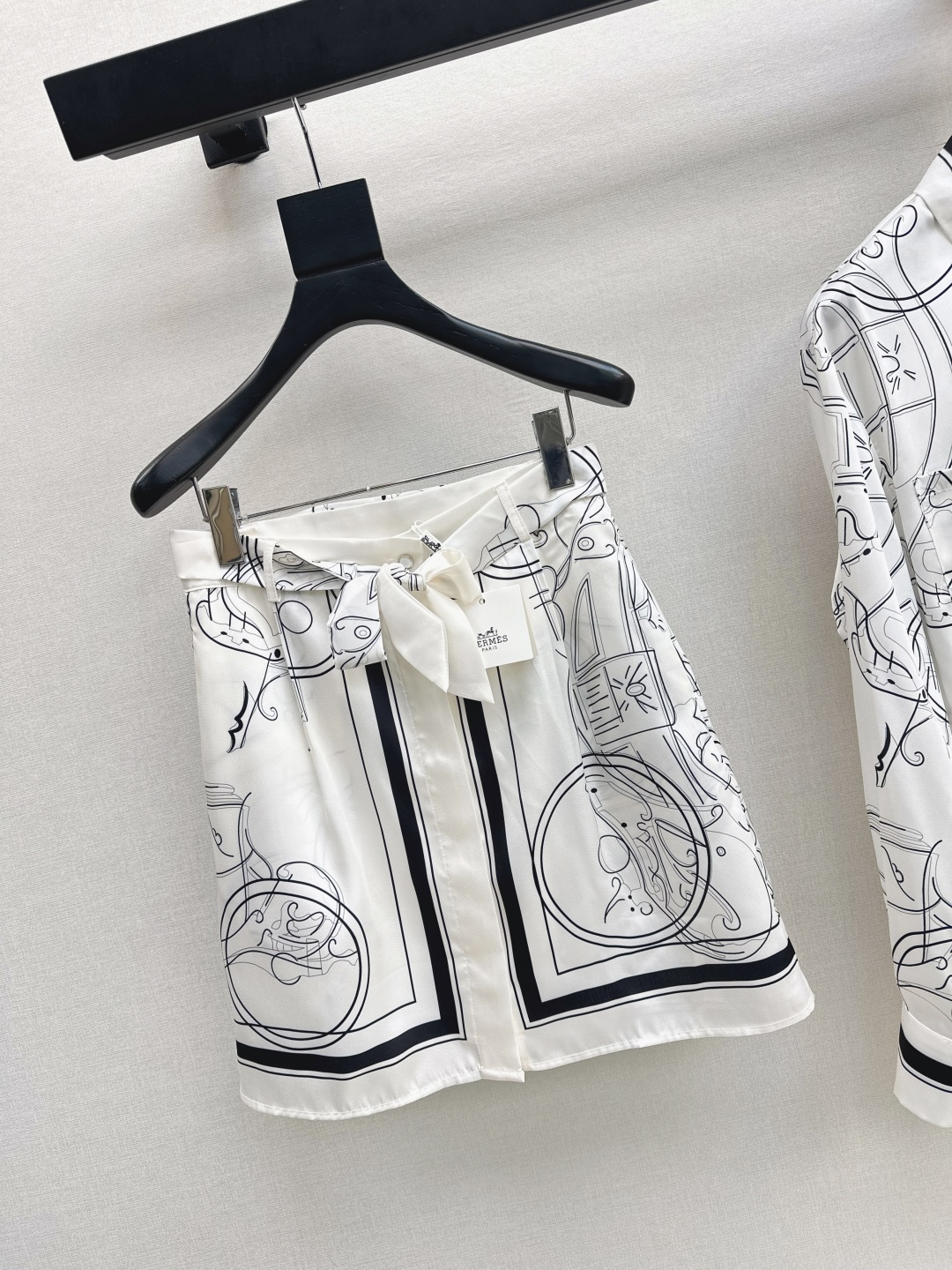 NO:716891,Her 26Ss - the latest early spring printed silk suit shirt + strappy skirt, 100% silk fabric, penetrating printing, retro and fashionable, low-key temperament and luxurious high-end, versatile and not picky, customized technical fabrics, workmanship quality depends on the details, Bai Fumei must buy, one color ready for sale sml,, skirts, shirts, real silk,19860909Her 26Ss————早春最新款印花真丝套装衬衫+绑带半裙 百分百真丝面料 渗透印花 复古时髦 低调气质又奢华高级 版型百搭不挑人 定制科技面料 做工品质看细节 白富美必入 一色现货发售sml,,skirts,shirts,real silk,,Women's clothing