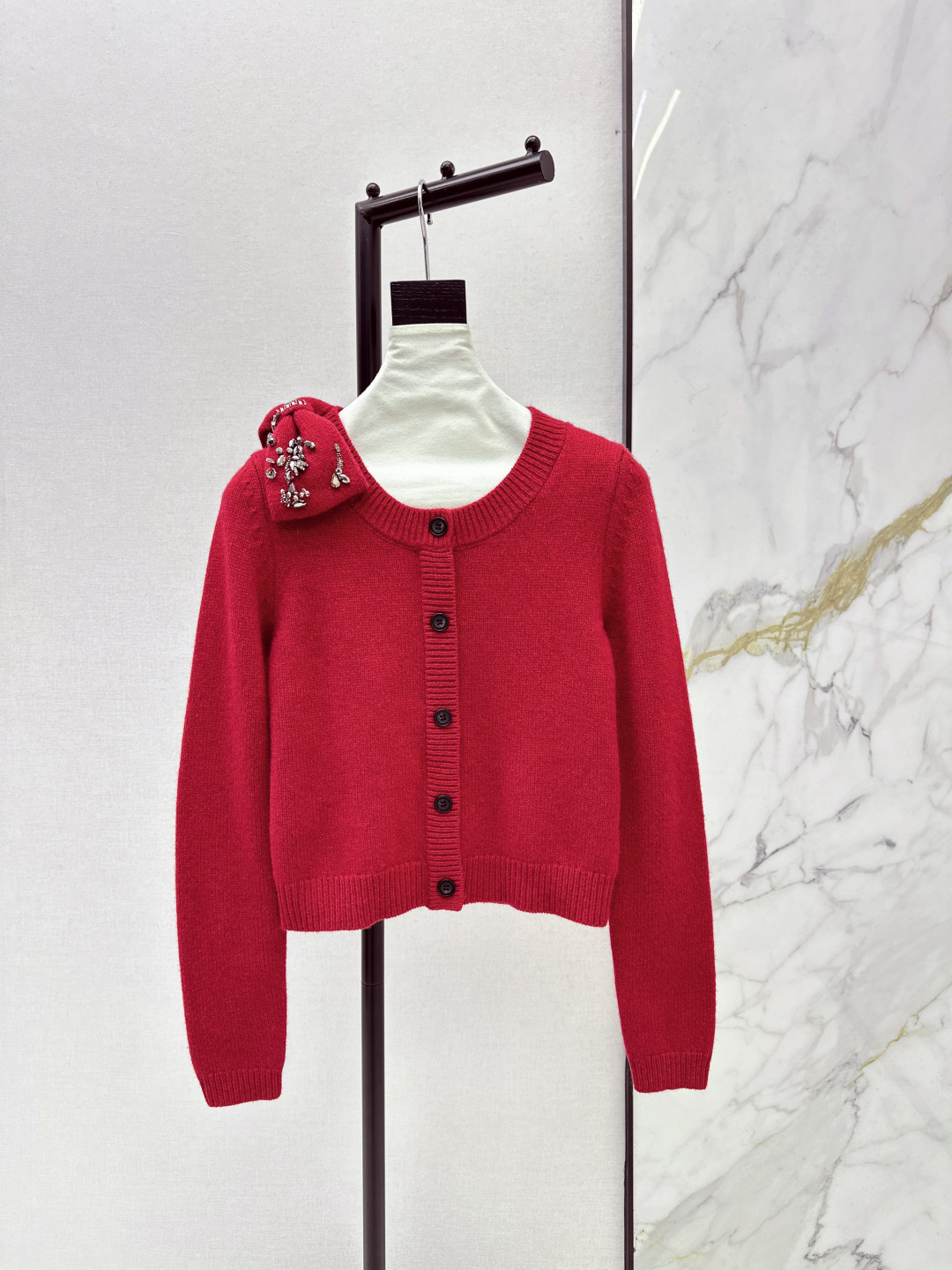 NO:716905,Fashionable design 26Ss————The latest sweet girly style hand-beaded bow wool knitted cardigan for early spring. A must-have for the new year in red. Full of festive atmosphere. The short cut neatly outlines the waistline. The basic and versatile style is not picky at all. The three-dimensional bow on the right shoulder is embellished with diamond ornaments. It is sweet and adds a bit of exquisiteness. One color ready for sale smlxl,,19860909时髦设计 26Ss————早春最新款甜美少女风手工钉珠蝴蝶结羊毛针织开衫 大红新春必备款 节日氛围感拉满了 短款剪裁利落勾勒腰线 基础百搭款完全不挑人 右肩的立体蝴蝶结搭配钻饰点缀 甜美的同时又添了几分精致华丽 一色现货发售smlxl,,,Women's clothing