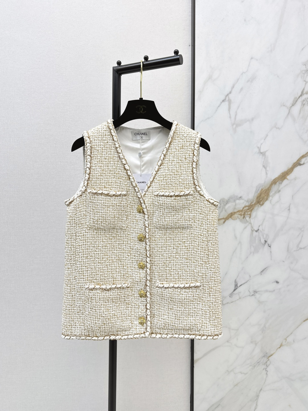 NO:716899,The same style as the catwalk, C Home 26Ss - the latest style of gold tweed woven V-neck vest in early spring. The fine pearlescent glitter under the light is high-end but not exaggerated. The hand-woven texture is tight and soft. The V-neck H-shaped design outlines the delicate collarbone and shoulder and neck lines. Sweet and cool celebrity style~ One color ready for sale sml,,chanel,19860909走秀同款 C家 26Ss————早春最新款金粗花呢编织V领马甲 光线下细闪的珠光高级又不浮夸 手工编织的纹路紧实软糯 V领H版型设计勾勒出精致锁骨和肩颈线条 甜酷交织的名媛范儿～ 一色现货发售sml,,chanel,,Women's clothing