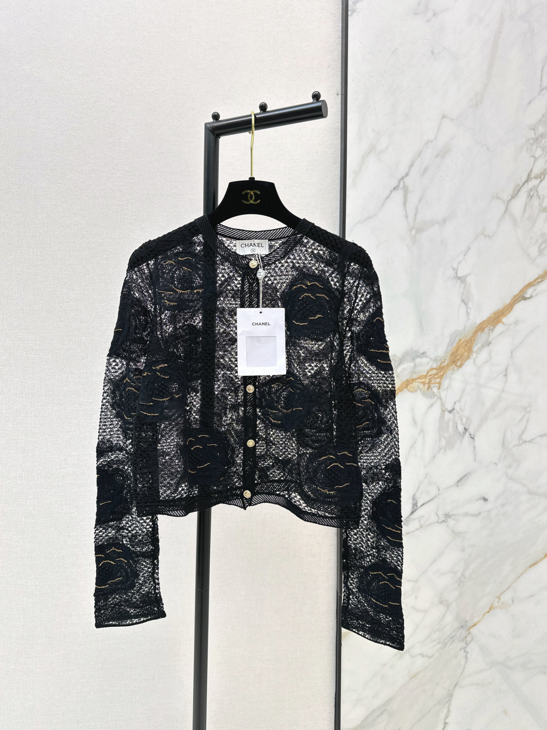 NO:717268,G-Dragon's same style, C Family 26Ss————The latest lace camellia cardigan in early spring, the three-dimensional camellia + gold pattern details are particularly gentle. The hollow lace texture has a hazy sense of luxury. The cream white with suspenders is an elegant fairy. The black style with a long skirt is even more cool. The luxurious and noble atmosphere has been woven into a full-season style choice ~ One color ready for sale sml,, chanel, skirts,19860909权志龙同款 C家 26Ss————早春最新款蕾丝山茶花开衫立体山茶花+金纹细节格外温柔 镂空蕾丝肌理自带朦胧高级感 奶白搭吊带是优雅仙女 黑款配长裙更显冷艳 把仙奢贵气织成了全季的风格双选～一色现货发售sml,,chanel,skirts,,Women's clothing