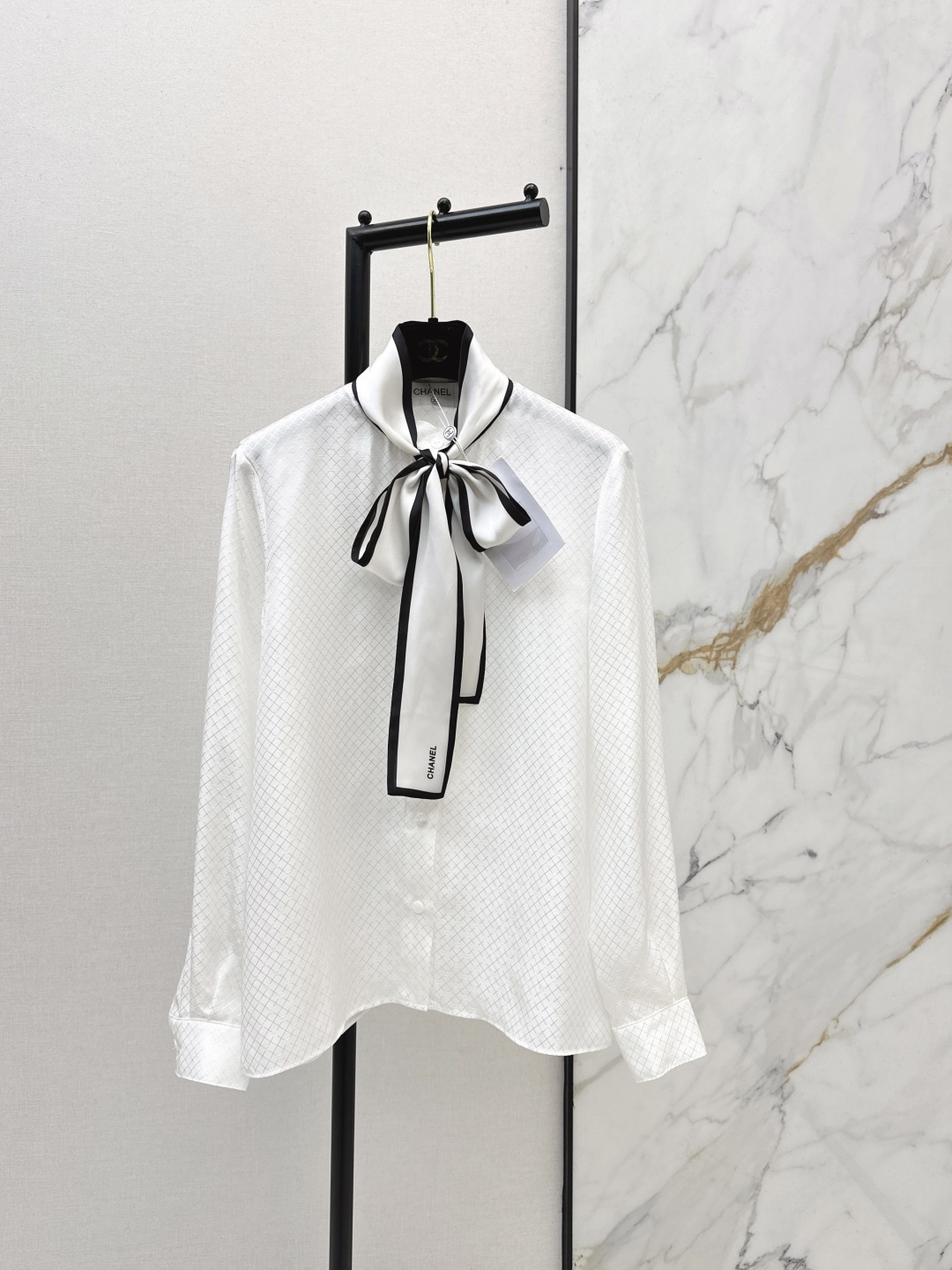 NO:717266,C Home 26Ss - the latest black and white contrast ribbon silk shirt for early spring. Made of light jacquard fabric with three-dimensional texture and super texture. The black and white contrast ribbons with letters are full of details. It is very suitable for spring and autumn. It can be easily used for commuting or formal occasions. The tailoring is simple and elegant. The slightly loose version design is romantic and casual. The temperament is charming. It can easily create a fashionable style. It is elegant and high-end no matter how you match it. One color ready for sale sml,, chanel, shirts, real silk,19860909C家 26Ss———早春最新款黑白撞色飘带真丝衬衫 采用轻薄提花面料立体纹理超有质感 字母黑白撞色飘带细节感满满 春秋穿超合适 通勤或正式场合都能轻松驾驭 剪裁简约优雅 微宽松版型设计浪漫随性 气质迷人 轻松打造时髦范怎么搭都优雅又高级 一色现货发售sml,,chanel,shirts,real silk,,Women's clothing