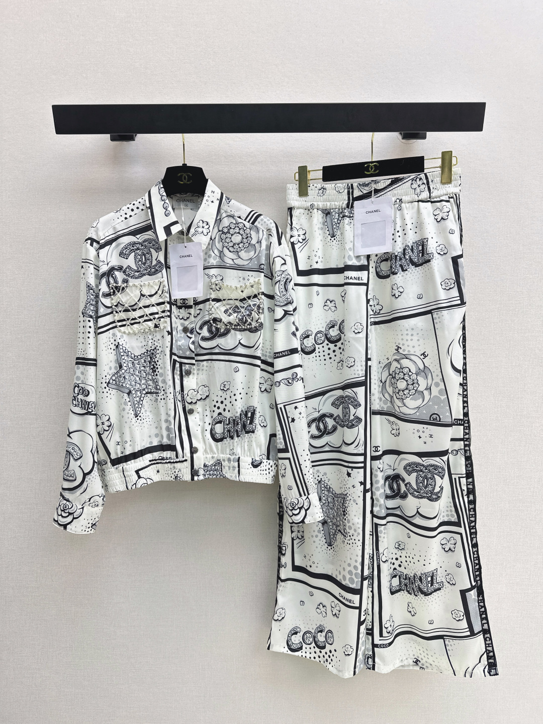 NO:717264,Underwear C Home 26Ss————The latest elegant camellia print comic pattern lapel shirt + elastic waist straight pants suit in early spring. Classic, fashionable and high-end. Slightly loose shirt with elastic waist design straight pants. The version is not picky and super slim. It is suitable for pear-shaped body. Lazy and casual high-end items. One color ready for sale sml,, chanel, shirts,19860909衬 裤C家 26Ss————早春最新款优雅山茶花印花漫画图案翻领衬衫+松紧腰直筒裤套装 经典时髦又高级 微宽松衬衫搭配松紧腰设计直筒裤 版型不挑人上身超显瘦 梨形身材的穿搭天菜 慵懒随性的高级单品 一色现货发售sml,,chanel,shirts,,Women's clothing