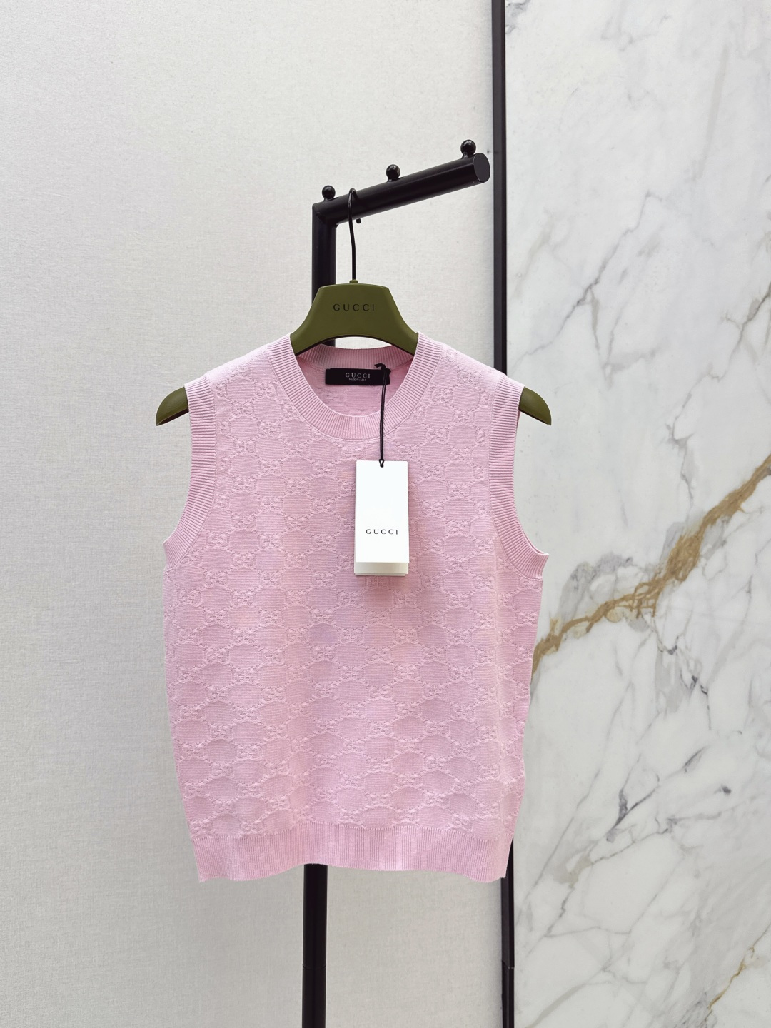 NO:717254,British style outfit Gu 26Ss————The latest dopamine color retro jacquard all-over GG knitted vest top in early spring has a classic round neck slim fit design and is exquisite and fashionable. The imported woven double knitted transfer stitch GG crochet design has a classic slim fit upper body with super temperament. It is an age-reducing item for elegant ladies. A must-have for Bai Fumei. Original customized Swiss woven hook-and-loop pattern logo. Imported cotton yarn has a delicate texture and is awesome. Two colors are available for sale sml,,19860909英伦风穿搭 Gu 26Ss————早春最新款多巴胺色系复古提花满幅GG针织背心上衣经典圆领修身版型设计精致又时髦 进口机织双织翻针GG钩花设计 经典修身版型上身超级有气质 气质名媛少女减龄单品 白富美必入 原版定制瑞士机织勾花logo 进口棉纱线细腻质感超赞 两色现货发售sml,,,Women's clothing