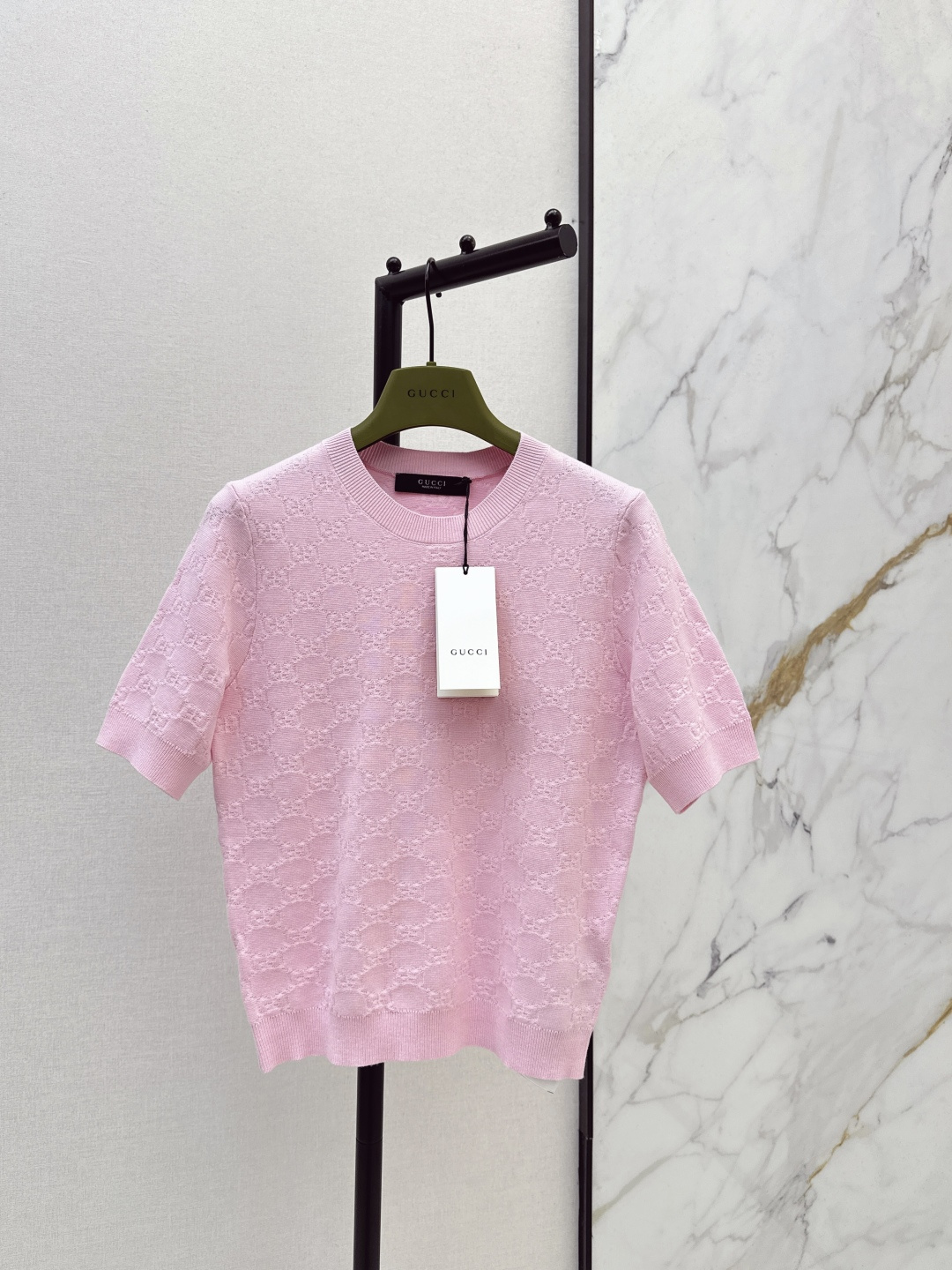 NO:717252,British style outfit Gu 26Ss - the latest dopamine color retro jacquard all-over GG knitted short-sleeved top in early spring. The classic round neck slim fit design is exquisite and fashionable. The imported woven double knitted transfer stitch GG crochet design has a classic slim fit upper body and is super elegant. It is a must-have item for young ladies and girls to reduce age. A must-have for Bai Fumei. The original customized Swiss woven hook-and-loop pattern logo. The imported cotton yarn has a delicate texture and is awesome.  Two colors ready for sale sml, T-shirt,19860909英伦风穿搭 Gu 26Ss————早春最新款多巴胺色系复古提花满幅GG针织短袖上衣经典圆领修身版型设计精致又时髦 进口机织双织翻针GG钩花设计 经典修身版型上身超级有气质 气质名媛少女减龄单品 白富美必入 原版定制瑞士机织勾花logo 进口棉纱线细腻质感超赞 两色现货发售sml,,T-shirt,,Women's clothing