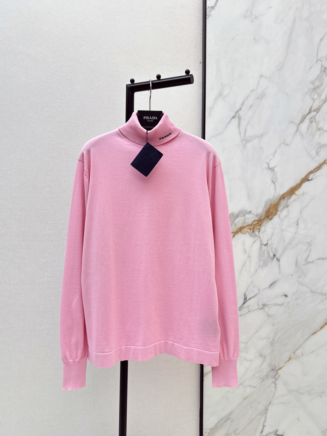 NO:717267,PD 26Ss - the latest early spring turtleneck bottoming shirt decorated with logo letters. It is a daily must-have. It is easy to wear and match. It is made of cotton knitted yarn fabric. The fluffy texture is very soft, waxy and comfortable. One color ready for sale sml,,19860909PD 26Ss————早春最新款logo字母装饰高领打底衫 日常必备款 各种好穿好搭配 采用棉质针织纱线面料 蓬松质感十分软糯贴身舒适 一色现货发售sml,,,Women's clothing