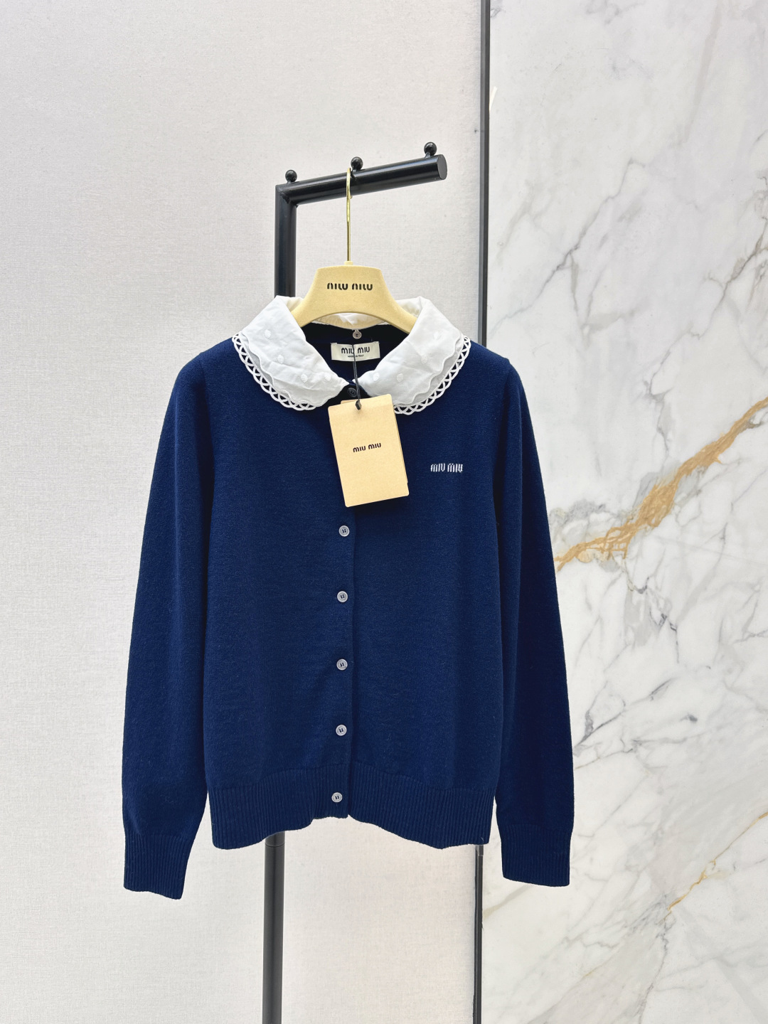 NO:717263,Miu 26Ss - the latest detachable doll embroidered lapel wool cardigan in early spring. The code for the lazy sweet girl's atmosphere. The aesthetics are impressed by the aesthetic at first glance. The wool yarn material is soft and the jersey texture is very delicate. The regular version is super friendly to all kinds of body shapes ~ The detachable poplin collar is embroidered with show-inspired lace patterns. It is full of sweet details. When it is disassembled, it becomes a simple and capable style.  It’s worth wearing one piece to create two feelings. The intarsia logo on the chest is low-key and delicate. The navy blue color is gentle and high-end. It’s perfect for wearing alone with a coat in autumn and winter and in spring. One color is available in stock at sml,,miumiu,19860909Miu 26Ss————早春最新款可拆卸娃娃刺绣翻领羊毛开衫慵懒甜妹的氛围感密码 第一眼就被戳中审美 羊毛纱线材质软乎乎的 平纹针织的纹理细腻得很 常规版型对各种身材都超友好～可拆卸的府绸领口 绣着秀场灵感的蕾丝花纹 甜丝丝的细节拉满 拆了又是简约干练的风格 一件穿出两种感觉也太值了胸口的嵌花徽标低调又精致 藏青色调温柔又高级 秋冬搭大衣春天单穿都超合适 一色现货发售sml,,miumiu,,Women's clothing