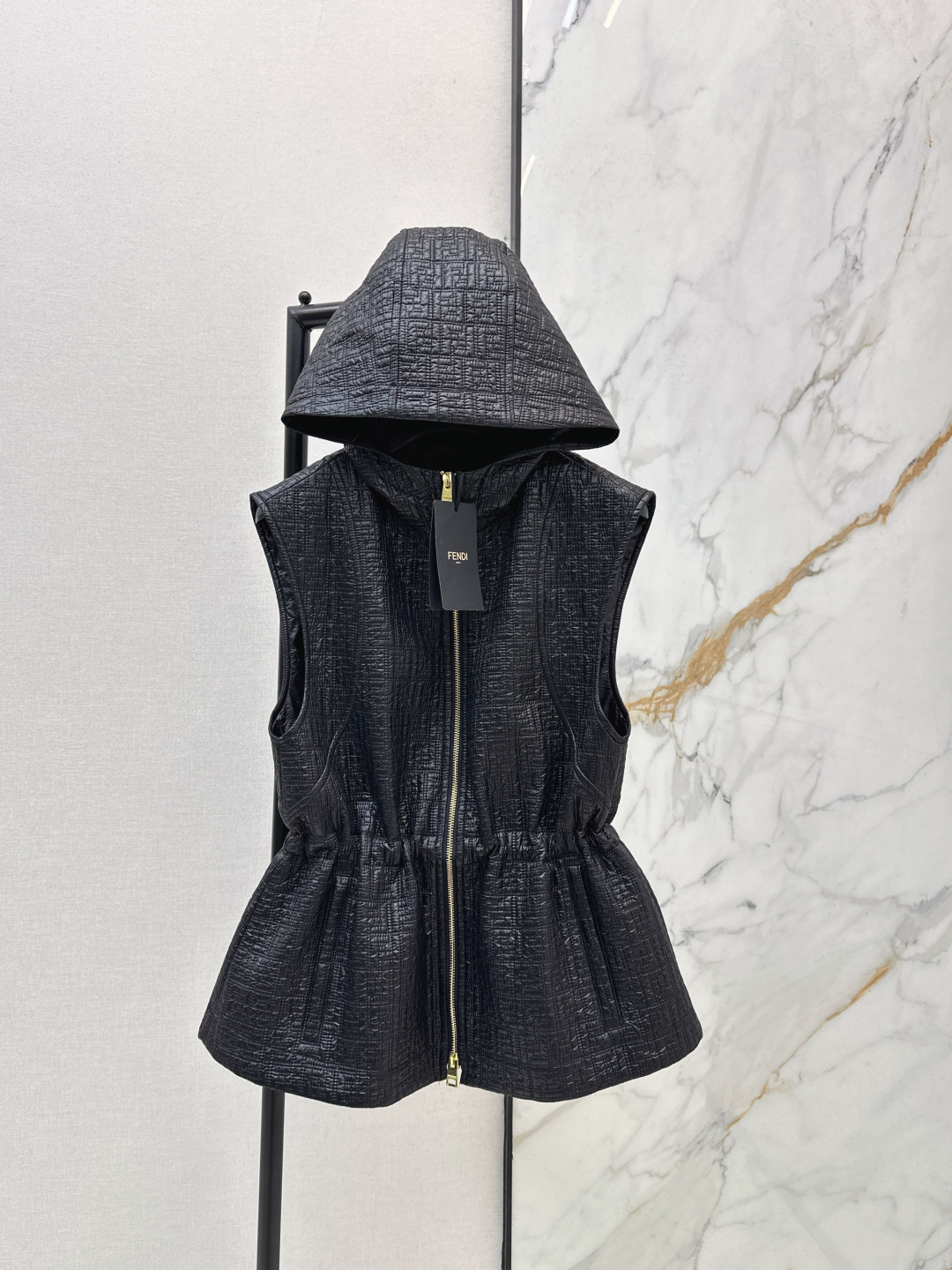 NO:730388,FD 26Ss————The latest dark-pattern quilted parka vest jacket for early spring is low-key and recognizable. The free drawstring waist is not unsightly. The loose silhouette + hooded design are practical and fashionable. The light cotton jacket is warm and high-end when layered in autumn and winter. It is easy to create street style or sweet cool style. It is a must-have and versatile item for the wardrobe~ Available in stock in one color sml,, jackets & coats, hats,19860909FD 26Ss————早春最新款暗纹绗缝派克马甲外套a低调又有辨识度 自由抽绳收腰不挑人 宽松廓形+连帽设计实用又时髦 轻薄棉服秋冬叠穿保暖又显高级 轻松打造街头风或甜酷风 是衣橱必备的百搭单品～ 一色现货发售sml,,jackets & coats,hats,,Women's clothing