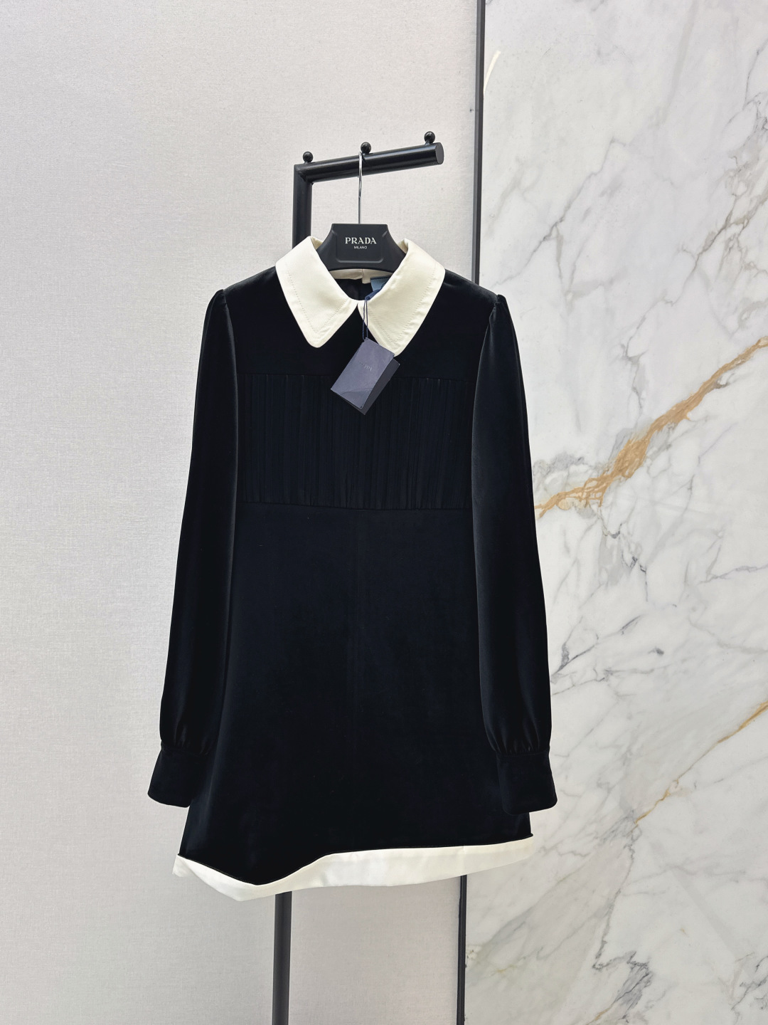 NO:730375,PD 25Ss————The latest contrasting color lapel velvet dress for autumn and winter. Customized imported silk velvet material. Texture and luster. Skin-friendly and comfortable straight cut. Moderate length. The skirt is full of weight. The drape has a slimming visual effect. Playful and age-reducing. It looks stylish when worn alone. One color ready for sale sml,,skirts,real silk,19860909PD 25Ss————秋冬最新款撞色翻领丝绒连衣裙 定制进口真丝丝绒材质 质感光泽 亲肤舒适直筒裁剪 适中长度 裙摆份量感十足 垂坠自带显瘦视觉效果 俏皮又减龄 单穿内搭都出彩时髦 一色现货发售sml,,skirts,real silk,,Women's clothing