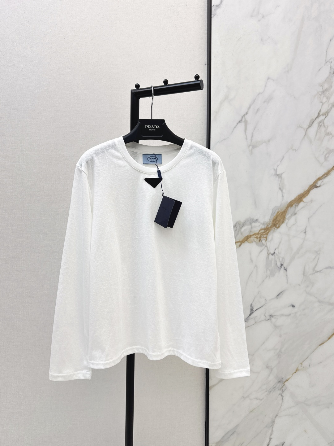 NO:730360,PD 26Ss————Early spring’s newest round-neck pure cotton long-sleeved T-shirt with triangle logo decoration. Round neck with inverted triangle letter decoration on the chest. Back embroidery. Casual and fashionable basic model that can also create a sense of luxury. It is a must-have item in the wardrobe whether worn alone or as an inner layer. The upper body is cool and versatile. It is available in one color, sml, tees, t-shirt,19860909PD 26Ss————早春最新款三角标装饰圆领纯棉长袖T恤 圆领胸前倒三角字母装饰 后背刺绣 随性又时髦基础款也能搭出N种高级感 无论单穿还是内搭都是衣柜中的必备单品 上身就是大写的酷飒 百搭不挑人 一色现货发售sml,,tees，t-shirt,,Women's clothing