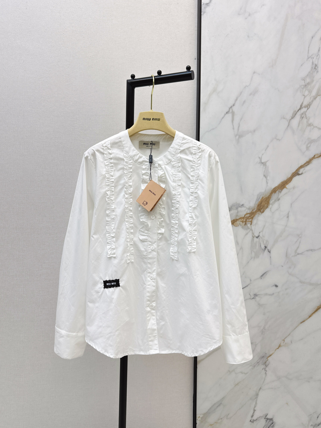 NO:730347,Miu 26Ss————Early spring’s latest round-neck fungus lace long-sleeved shirt is made of cotton. The texture is comfortable and delicate. The upper body is full of exquisite and intellectual atmosphere. The sophistication is instant. It is a basic foundation that can be used for daily commuting and vacation. It is easy to wear with a foreign style. One color ready for sale sml,, miumiu, shirts,19860909Miu 26Ss————早春最新款圆领木耳边花边长袖衬衫全棉材质 质感舒适细腻 上身充满精致高智气息 精致度瞬间 日常通勤度假都可驾驭的基础 轻松穿搭出洋气感 一色现货发售sml,,miumiu,shirts,,Women's clothing