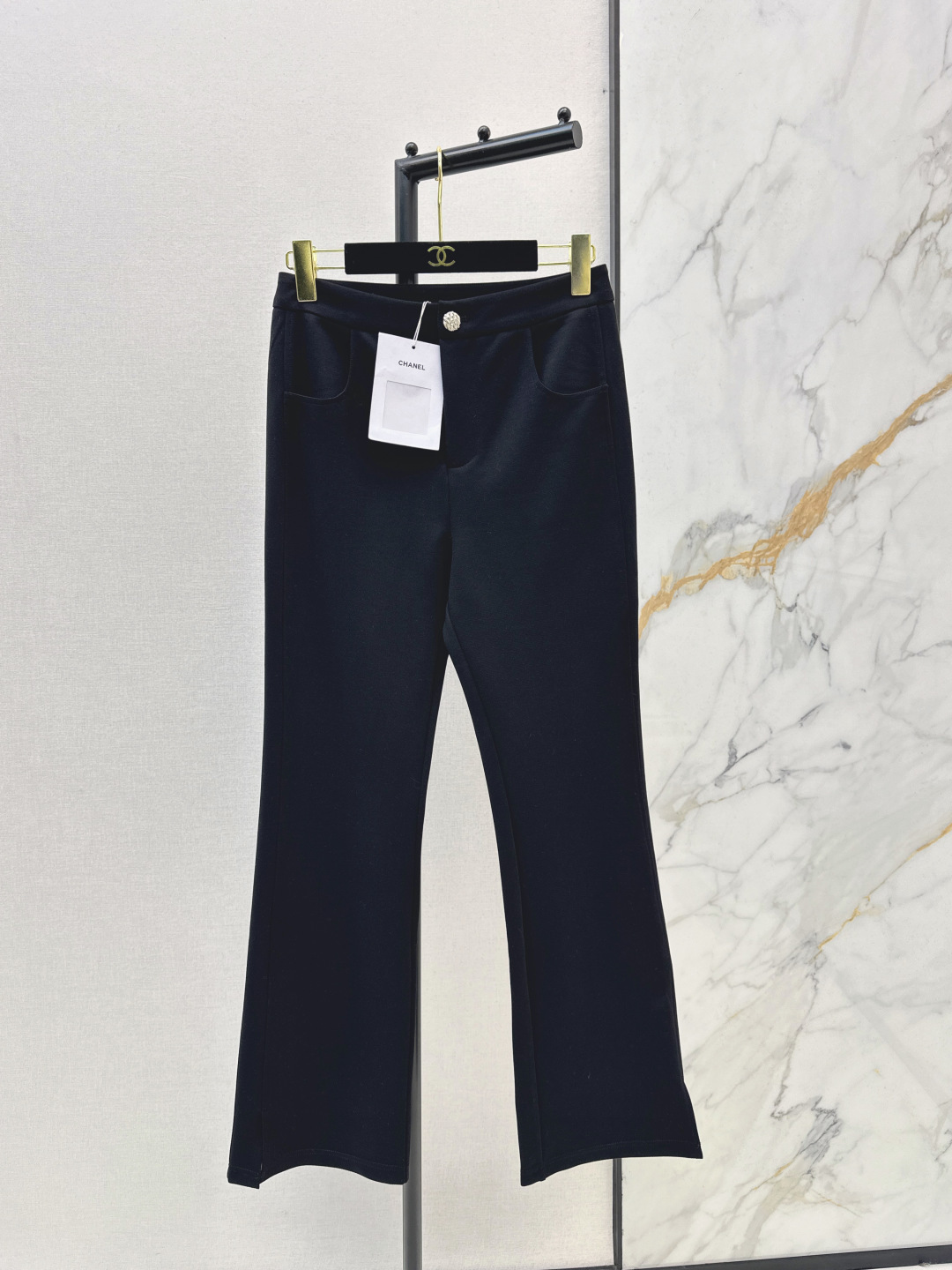 NO:730341,C Family 26Ss————The latest series of high-waisted bootcut trousers for early spring. Customized elastic cotton material. Customized hardware embellishment at the waist. Double C embroidery embellishment on the back. Full sense of detail. The bootcut trousers modify the leg shape. They make you look slimmer and taller. The high-waist design elongates the proportion. It looks great with short or short clothes. It is comfortable to wear and can be easily managed for commuting and casual dating. It is a versatile and practical wardrobe must-have item. Available in one color. sml,,chanel,19860909C家 26Ss————早春最新款系列高腰微喇长裤 定制弹力棉材质 腰头定制五金点缀 后双C刺绣点缀 细节感满满 微喇裤型修饰腿型 显瘦又显高 高腰设计拉长比例 搭配短或都超好看～ 穿着舒适 通勤休闲约会都能轻松驾驭 是百搭实用的衣橱必备单品 一色现货发售sml,,chanel,,Women's clothing