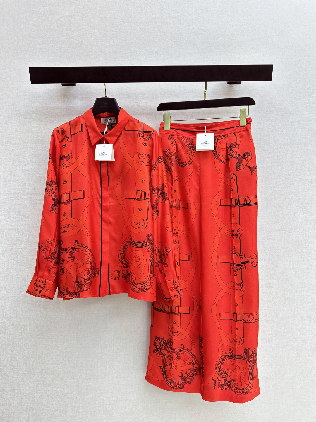 NO:730320,Her 26Ss————The latest chain-link pattern positioning printed silk shirt in early spring. The texture is 100% silk twill and has a great texture. It has a small lapel and a loose fit that is casual and generous. The perfect color matching and full positioning printing are super high-end. The version is not picky and the upper body is super slim. One color is available for sale smlxl,, shirts, real silk,19860909Her 26Ss————早春最新款链环图案定位印花真丝衬衫百分百真丝斜纹绸质感超赞 气质小翻领宽松版型随性大方 绝美配色全定位印花超高级 版型不挑人上身超显瘦 一色现货发售smlxl,,shirts,real silk,,Women's clothing