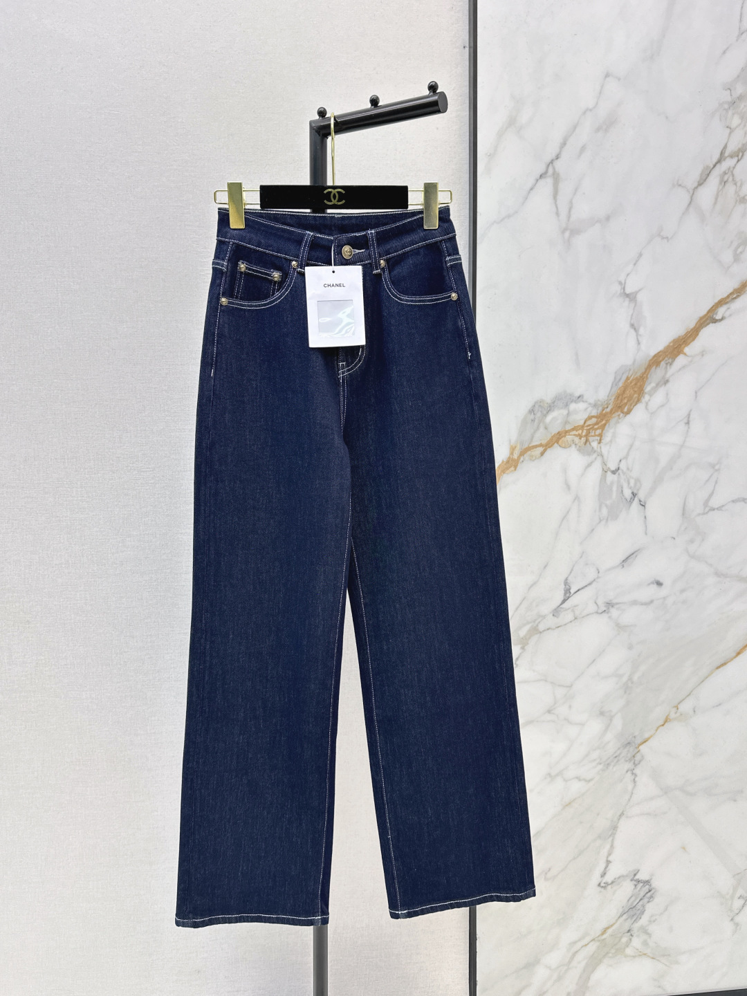 NO:730305,C's 26Ss - the latest versatile minimalist style casual jeans for early spring. They are simply a long-legged artifact for walking. The straight version is not picky and versatile. It can be worn casually with jackets and T-shirts. The point is that they will not go out of style for a long time. They are worth collecting and are particularly attractive. The details are also in place. Available in stock in one color, smlxlxxl,,chanel,jeans,jackets & coats,tees,t-shirts,19860909C家 26Ss————早春最新款百搭极简风休闲牛仔裤 简直就是行走的显长腿神器 直筒的版型 不挑人又百搭 外套T恤随意搭 重点是穿多久都不会过时 值得收藏特别耐看 细节也很到位 一色现货发售smlxlxxl,,chanel,jeans,jackets & coats,tees，t-shirt,,Women's clothing