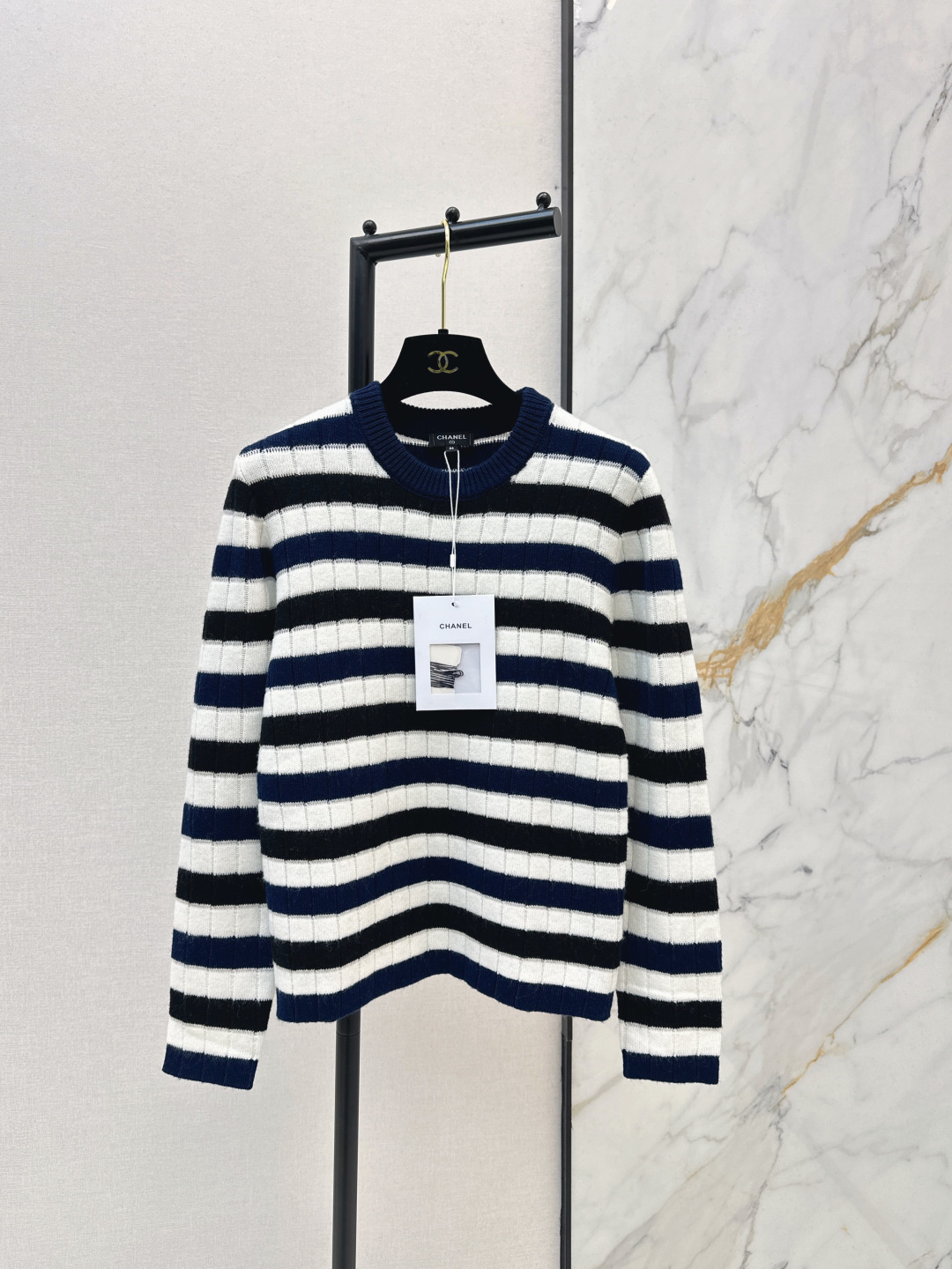 NO:730298,C Home 26Ss————The latest striped sweater in early spring. The fabric is soft and skin-friendly. The navy blue color-blocking stripe color is classic and eye-catching. The texture of vertical stripes has a slimming effect. Whether it is worn with jeans for a casual style or a skirt for a sophisticated route, it can be perfectly adapted ~ one color ready for sale sml,,chanel,skirts,jeans,19860909C家 26Ss————早春最新款条纹针织衫面料软糯亲肤 藏青拼色条纹配色经典又耐看 竖坑条肌理自带显瘦效果 不管是配牛仔裤走休闲风 还是搭半裙走精致路线 都能完美适配～一色现货发售sml,,chanel,skirts,jeans,,Women's clothing