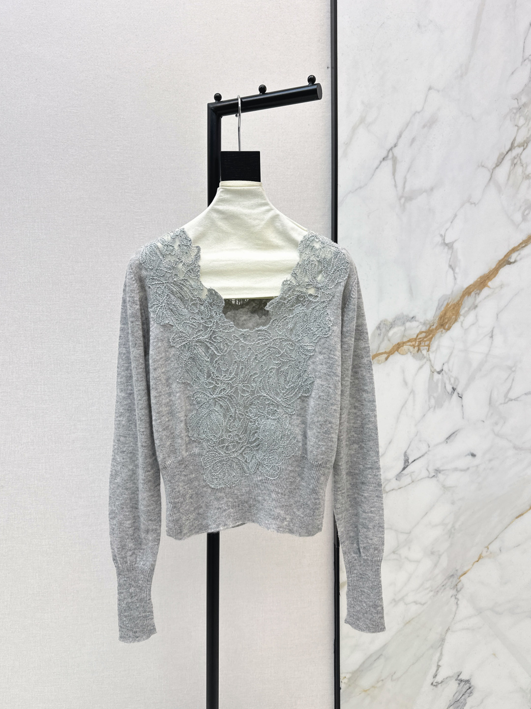 NO:731246,ES 26Ss————The latest lace splicing base sweater in early spring made of 90 wool and cashmere fabric. Beautiful artistic soft and waxy base sweater. Lace splicing three-dimensional embroidery. Slit design on the cuffs gives the whole dress a soul. It has a sense of gentleness and high-end. The upper body is more slim and slim. Two colors are available for sale now. sml,,sweaters,19860909ES 26Ss————早春最新款蕾丝拼接打底毛衣90羊毛羊绒面料 漂亮艺术生软糯打底衫 蕾丝拼接立体绣花 袖口边开叉设计 让整件衣服拥有了灵魂 自带温柔高级感 上身更显身型纤薄 两色现货发售sml,,sweaters,,Women's clothing