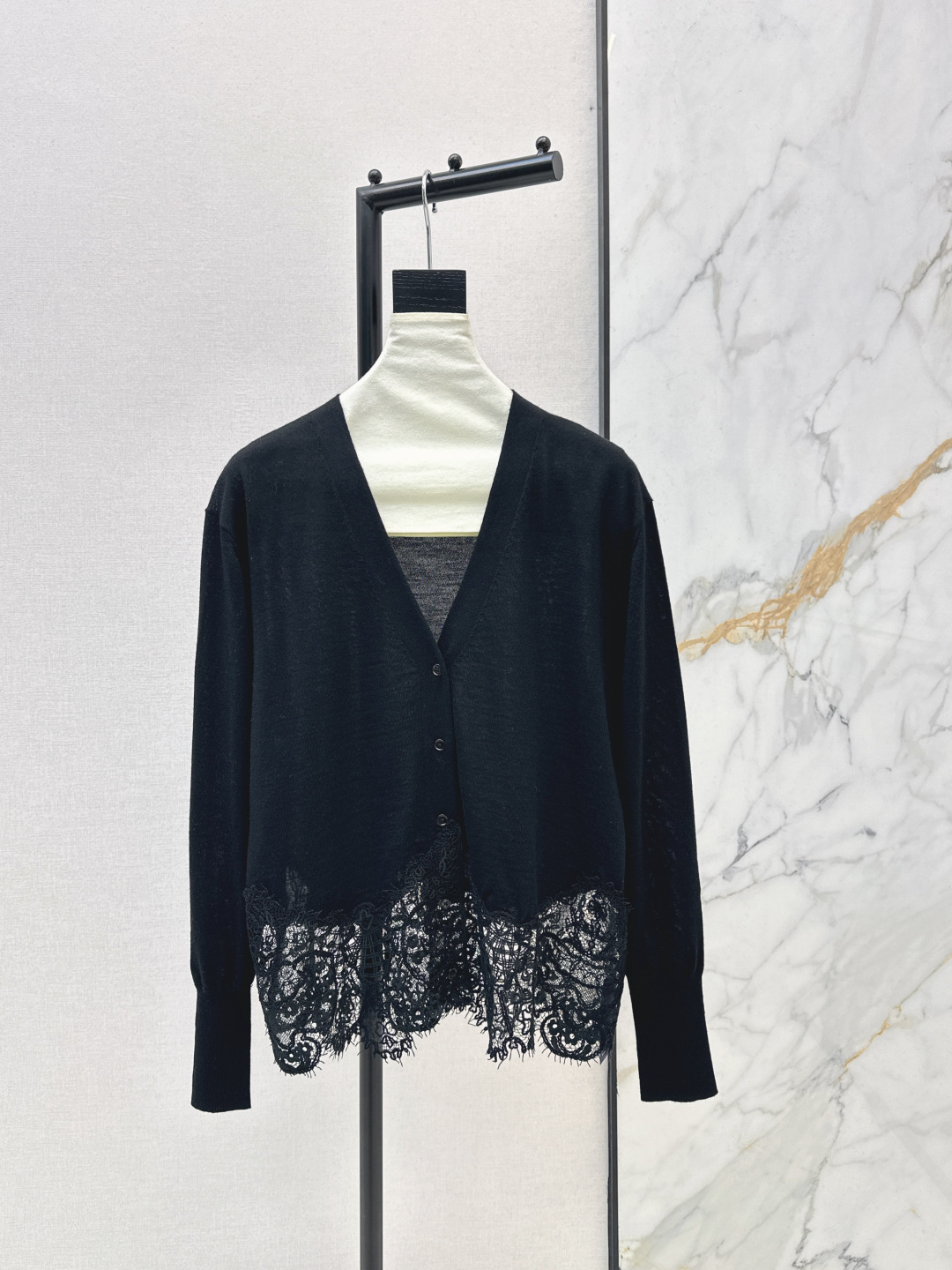 NO:730363,ES 26Ss————The latest lace splicing V-neck cardigan in early spring is made of 100% Yangtze wool yarn. Exquisite splicing lace and looming translucent V-neck single-row placket button design. Upper body wool. Waist lace carving. Three-dimensional flower hollow design. Flexible appearance when walking. White is fresh and elegant. Black aura and softness coexist. Two colors available for sale sml,,19860909ES 26Ss————早春最新款蕾丝拼接V领开衫百分百扬子羊毛纱线 精致拼接蕾丝花边若隐若现的透肤 V领单排衣襟扣设计 上半身羊毛 腰部蕾丝雕花 立体花卉镂空设计 行走间灵动生姿 白色如清新淡雅 黑色气场与柔美并存 两色现货发售sml,,,Women's clothing