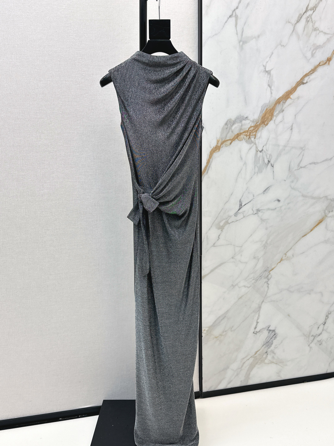 NO:730329,Fashionable design 26Ss - the latest low-key and luxurious metallic knitted dress for early spring. Pleats and knotted elements fit the body shape to outline a graceful figure. Soft and elastic, 360-degree slimming. The upper body has a slim waist in one second. It has a sense of gloss and is comfortable to wear and shows texture. Gilt red + metallic gray. Warm, bright and gorgeous. The sense of sophistication and atmosphere are in place. It is not limited to vacations and cocktail parties. It can be layered with jackets for appointments or commuting.  Two colors ready for sale sml,,skirts,jackets & coats,19860909时髦设计 26Ss————早春最新款低调又奢华的金属针织连衣裙 褶皱与打结元素贴合身形勾勒曼妙身形 柔软有弹力360度显瘦 上身一秒拥有小蛮腰 自带光泽感穿着舒适又显质感 鎏金红+金属灰 热烈鲜艳又具华丽感 精致感和氛围都拿捏到位 不止局限于度假出游和酒会party 日常叠加外套赴约或者通勤均可 两色现货发售sml,,skirts,jackets & coats,,Women's clothing