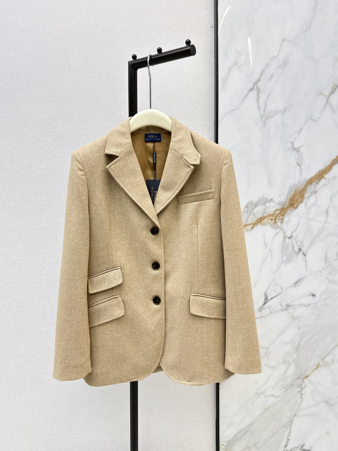 NO:730321,RL 26Ss————The latest retro herringbone single-breasted suit in early spring, high-tech British college style, three-dimensional tailoring, slim fit, not picky for daily life, gentle and powerful, imported wool fabric is very wide and has a great texture. One color ready for sale sml,, business suit,19860909RL 26Ss————早春最新款复古人字纹单排扣西装高知分子英伦学院风 立体剪裁修身版型日常不挑人 温柔又力量 进口羊毛面料挺阔质感超赞 一色现货发售sml,,business suit,,Women's clothing