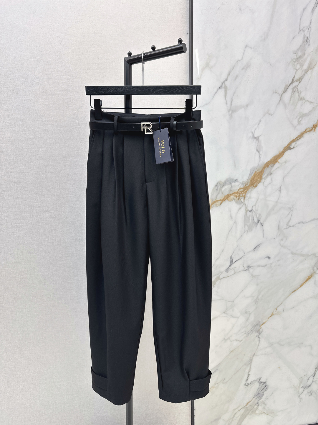 NO:730312,Versatile item RL 26Ss - the latest new product in early spring, equestrian style casual trousers with leggings, custom pleated trousers, casual and chic. Highly recommended for personal use. Pleated design upper body, capable and elegant. Goddess Style. Easy to control and interpret different styles for commuting. One color ready for sale sml,,19860909百搭单品 RL 26Ss————早春最新款新品马术风束脚休闲西裤定制收褶束口裤随性潇洒 强烈推荐自留款 压褶设计上身干练优雅气场女神Style 通勤穿搭轻松驾驭演绎不同风格 一色现货发售sml,,,Women's clothing