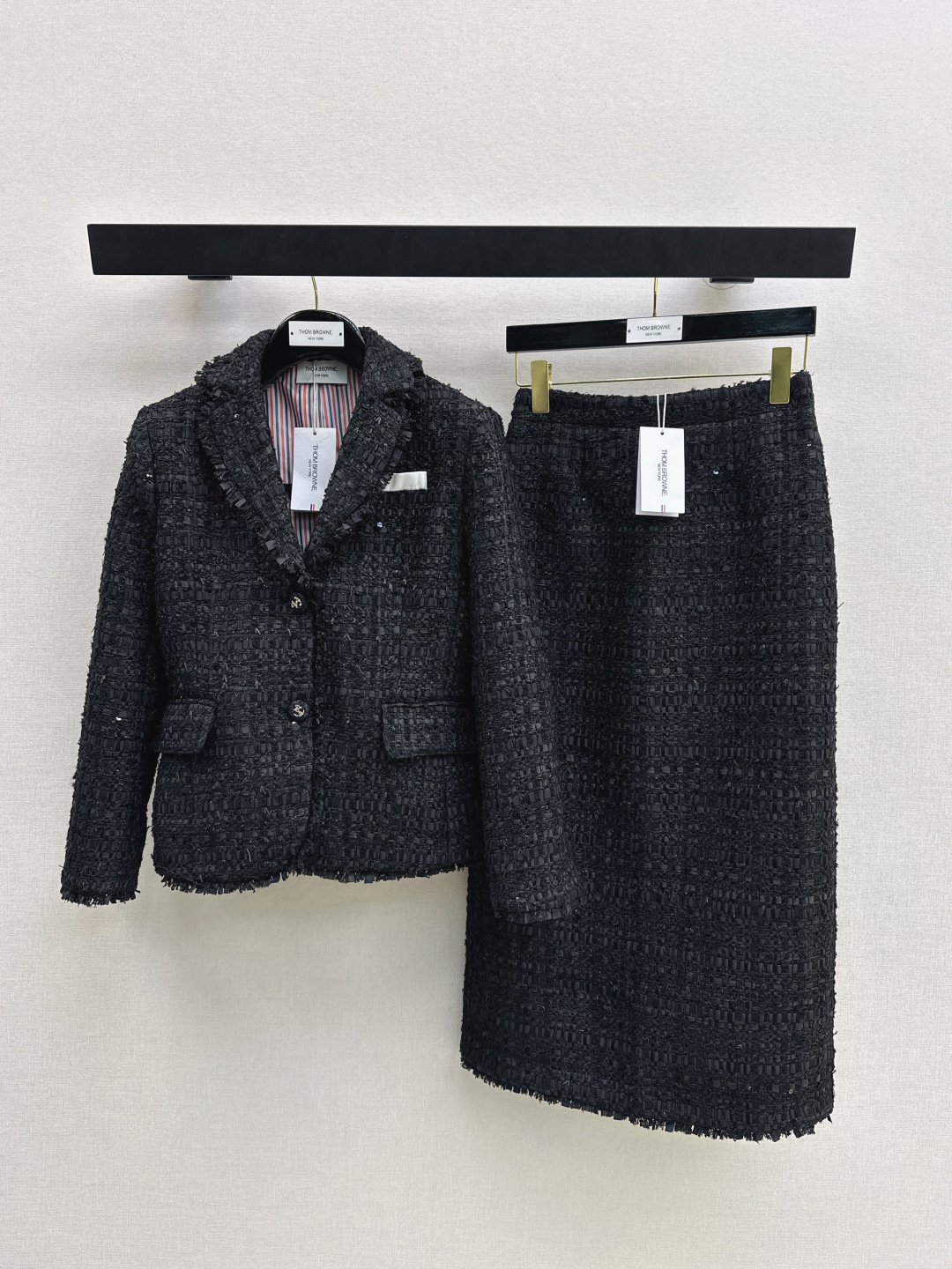 NO:730285,Recommend a matching set: TB 26Ss - the latest black woven tweed suit jacket in early spring, British style, neat and stylish~~ The upper body is cool, light and mature, and looks tall. The tassel lace design has classic color strip elements. Customized gold sequin woven tweed fabric. One color ready for sale sml,, jackets & coats, business suit,19860909推荐一套搭配 TB 26Ss————早春最新款黑色编织花呢西装外套英伦风利落有型～～ 版上身酷飒轻熟感又显高挑 流苏花边设计经典彩条元素 定制金丝亮片编织粗花呢面料 一色现货发售sml,,jackets & coats,business suit,,Women's clothing