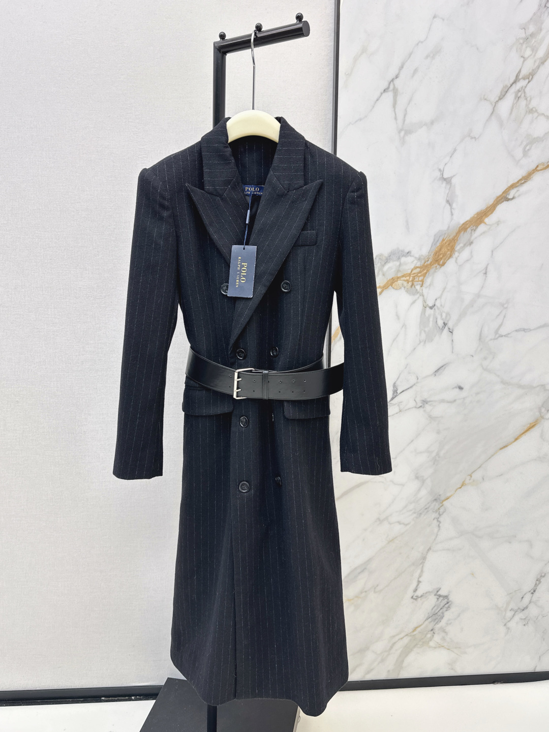 NO:730296,High-end fashionable temperament RL 26Ss————The latest high-end black striped long suit coat in autumn and winter. Customized wool blended fabric. British style retro online. Very high-end and easy to control. Old money and fashionable. H straight cut version. It is a version that is not picky and can be worn with a sense of elegance. Atmosphere online. Delivery belt. One color ready for sale sml,, business suit,19860909高阶时髦气质 RL 26Ss————秋冬最新款高级黑色条纹长款西装大衣 定制的羊毛混纺面料 英伦风复古在线 很高级又不难驾驭 老钱又时髦H直筒剪裁版型 属于不挑人又能穿出气质感的版型 氛围感在线 配送腰带 一色现货发售sml,,business suit,,Women's clothing