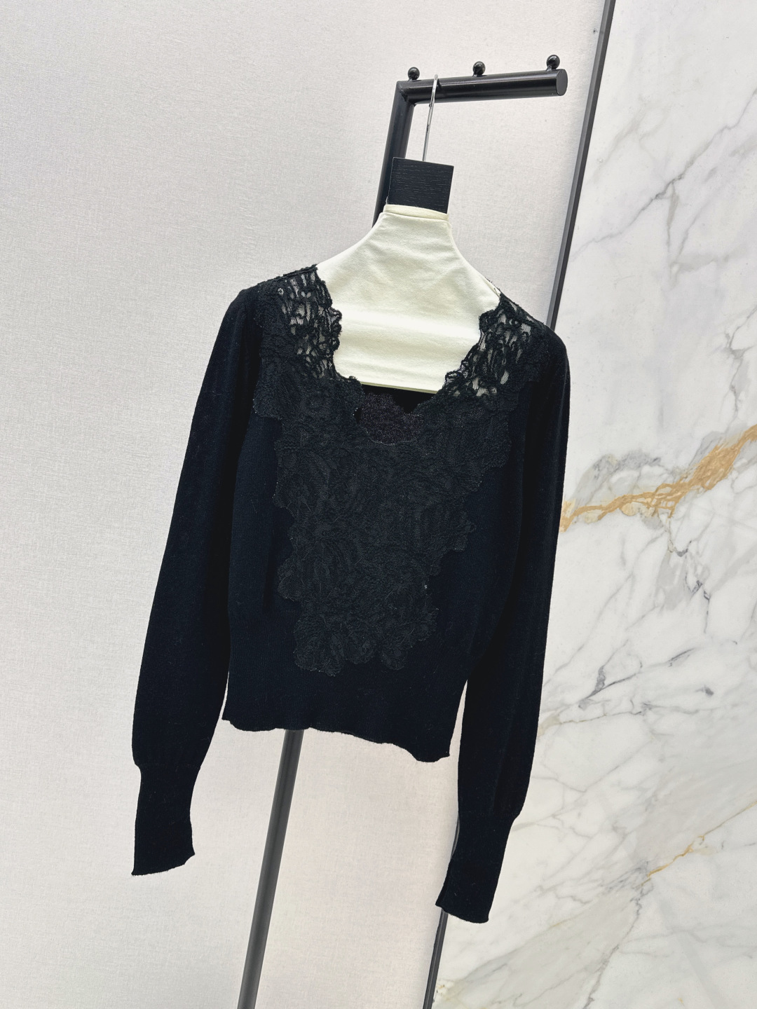 NO:731242,ES 26Ss————The latest lace splicing base sweater in early spring made of 90 wool and cashmere fabric. Beautiful artistic soft and waxy base sweater. Lace splicing three-dimensional embroidery. Slit design on the cuffs gives the whole dress a soul. It has a sense of gentleness and high-end. The upper body is more slim and slim. Two colors are available for sale now. sml,,sweaters,19860909ES 26Ss————早春最新款蕾丝拼接打底毛衣90羊毛羊绒面料 漂亮艺术生软糯打底衫 蕾丝拼接立体绣花 袖口边开叉设计 让整件衣服拥有了灵魂 自带温柔高级感 上身更显身型纤薄 两色现货发售sml,,sweaters,,Women's clothing