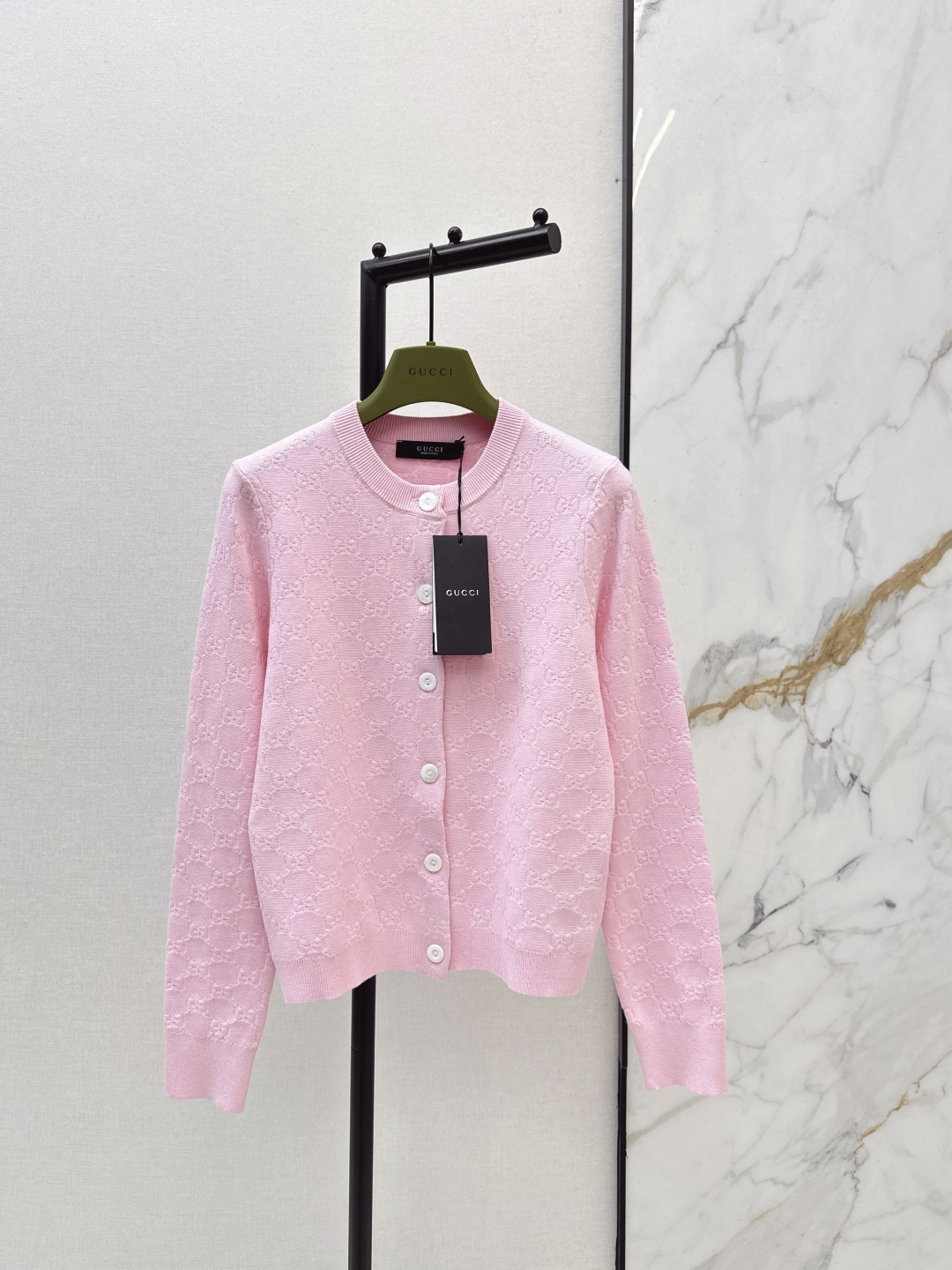 NO:731239,British style outfit Gu 26Ss - the latest dopamine color retro jacquard all-over GG knitted cardigan for early spring. Classic round neck slim fit design, exquisite and fashionable. Imported woven double knitted transfer stitch GG crochet design. Classic slim fit upper body with super temperament. Temperament and celebrity girl's age-reducing item. Bai Fumei must buy. Original customized Swiss machine hook pattern logo. Imported cotton yarn has exquisite texture. Two colors are available for sale sml,,19860909英伦风穿搭 Gu 26Ss————早春最新款多巴胺色系复古提花满幅GG针织开衫 经典圆领修身版型设计精致又时髦 进口机织双织翻针GG钩花设计 经典修身版型上身超级有气质 气质名媛少女减龄单品 白富美必入 原版定制瑞士机织勾花logo 进口棉纱线细腻质感超赞 两色现货发售sml,,,Women's clothing