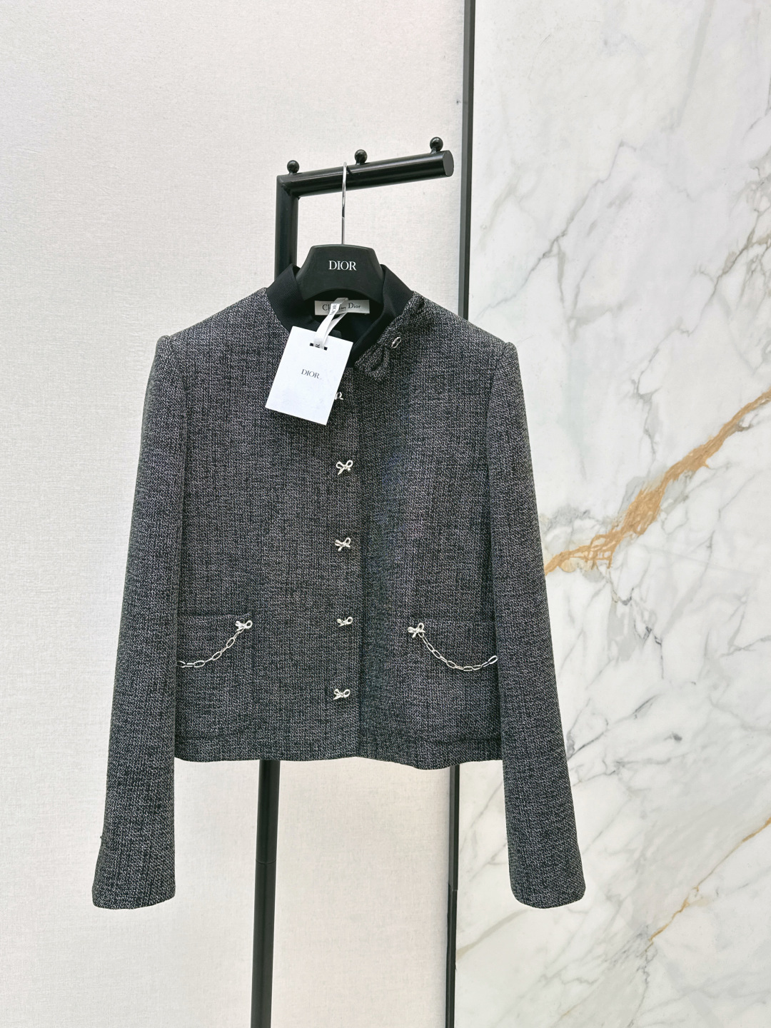 NO:731267,CD 26Ss————The latest high-end gray chain-decorated stand-collar jacket in early spring is high-end and elegant. It is full of high-end sense of wear. It is light and soft. The actual product is very good. The upper body is fashionable and versatile. It looks good in outfits. One color ready for sale smlxl,,jackets & coats,19860909CD 26Ss————早春最新款高级灰链条装饰立领外套高级大气 满满的穿搭高级感 轻盈柔软 实物非常赞 上身洋气百搭 穿搭好看 一色现货发售smlxl,,jackets & coats,,Women's clothing