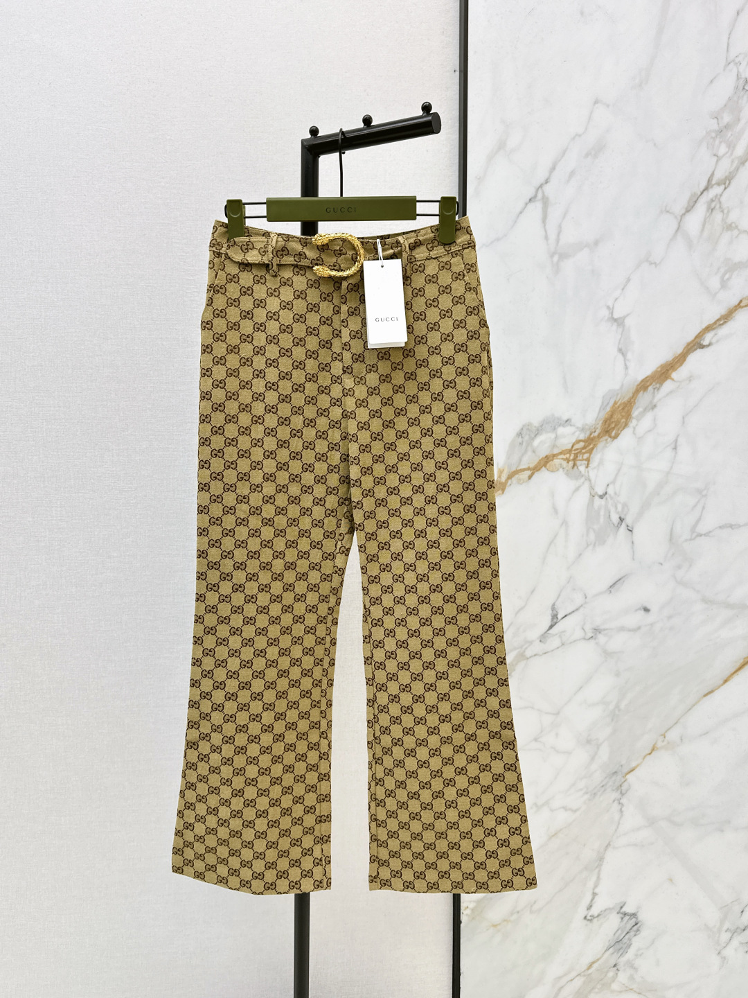 NO:731257,Gu 26Ss————The latest classic jacquard belt trousers in early spring. I fell in love with the high-end handmade workshop series at first sight. Very high-end imported high-density texture. Full-body jacquard fabric. Look at the details carefully. The upper body is very sassy. Clean and classy. It enhances the temperament. It completely complies with the level of high-end ready-to-wear. It is impossible not to love it. A must-have for temperament girls. One color ready for sale smlxl,,19860909Gu 26Ss————早春最新款经典提花腰带长裤 一眼爱上高级手工坊系列款 非常高级的进口高密度质地 满身提花面料 仔细看细节 上身非常飒 干净有品 提气质 完全按照高定成衣水准 无法不爱 气质MM必入 一色现货发售smlxl,,,Women's clothing