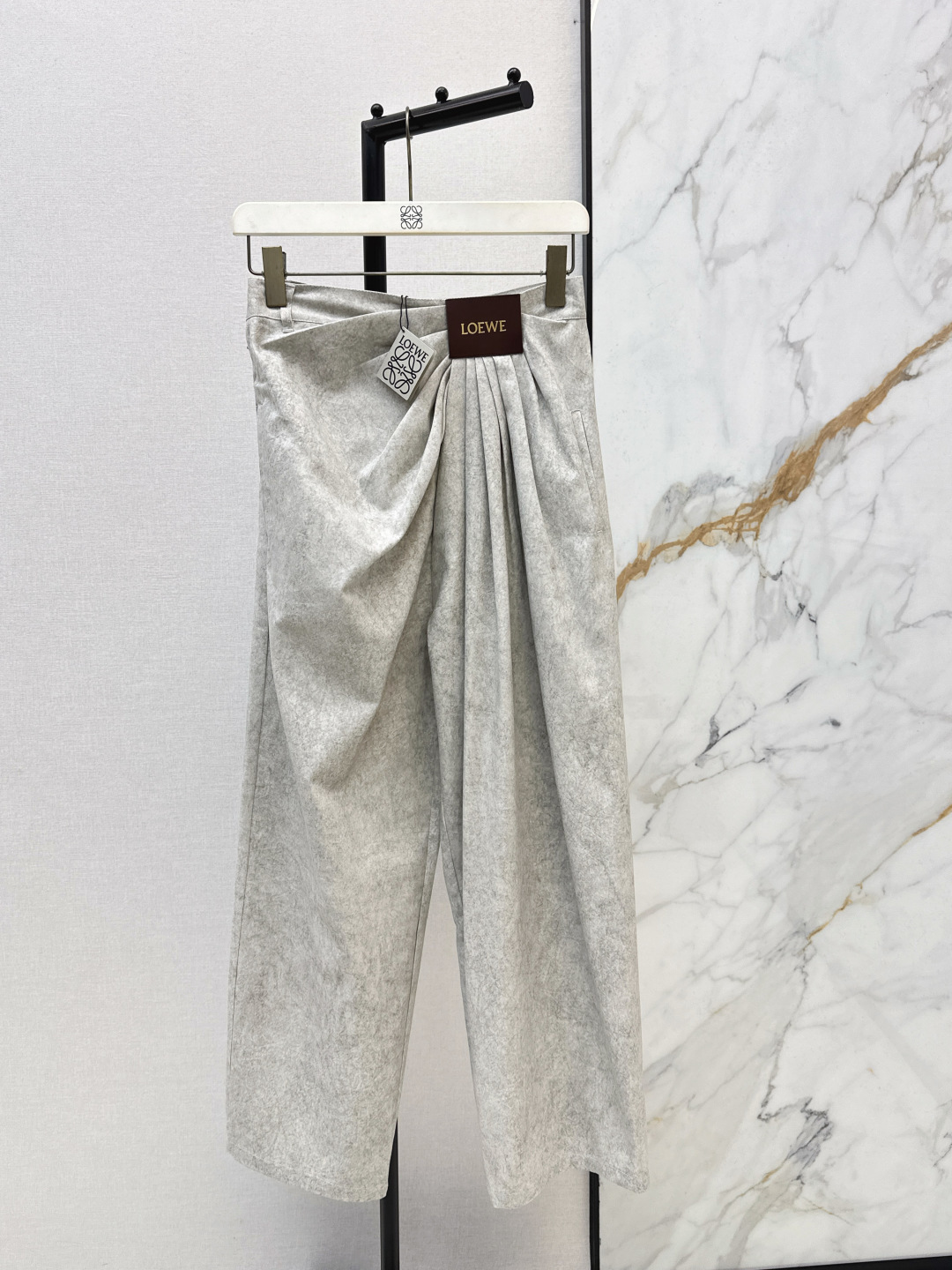 NO:731249,Loe 26Ss - the latest early spring pleated jacket + logo leather pleated trousers are classic and stylish. It has its own aura. The texture of the fabric is very nice. It is fashionable and high-end. The color is super positive. The upper body is white and slim. It has a cool and handsome series. The upper body has a full aura when walking. The length is just right. It is easy to control. Developed in one color. Ready for sale smlxl,, loewe, jackets & coats,19860909Loe 26Ss————早春最新款褶皱外套+logo皮牌褶皱长裤经典又有型 自带气场 面料质感很奈斯 时髦又高级 颜色超级正 上身显白又显瘦 自带酷帅感的系列 走路都带风上身气场全开 长度恰到好处 轻松驾驭 一色分开发 现货发售smlxl,,loewe,jackets & coats,,Women's clothing