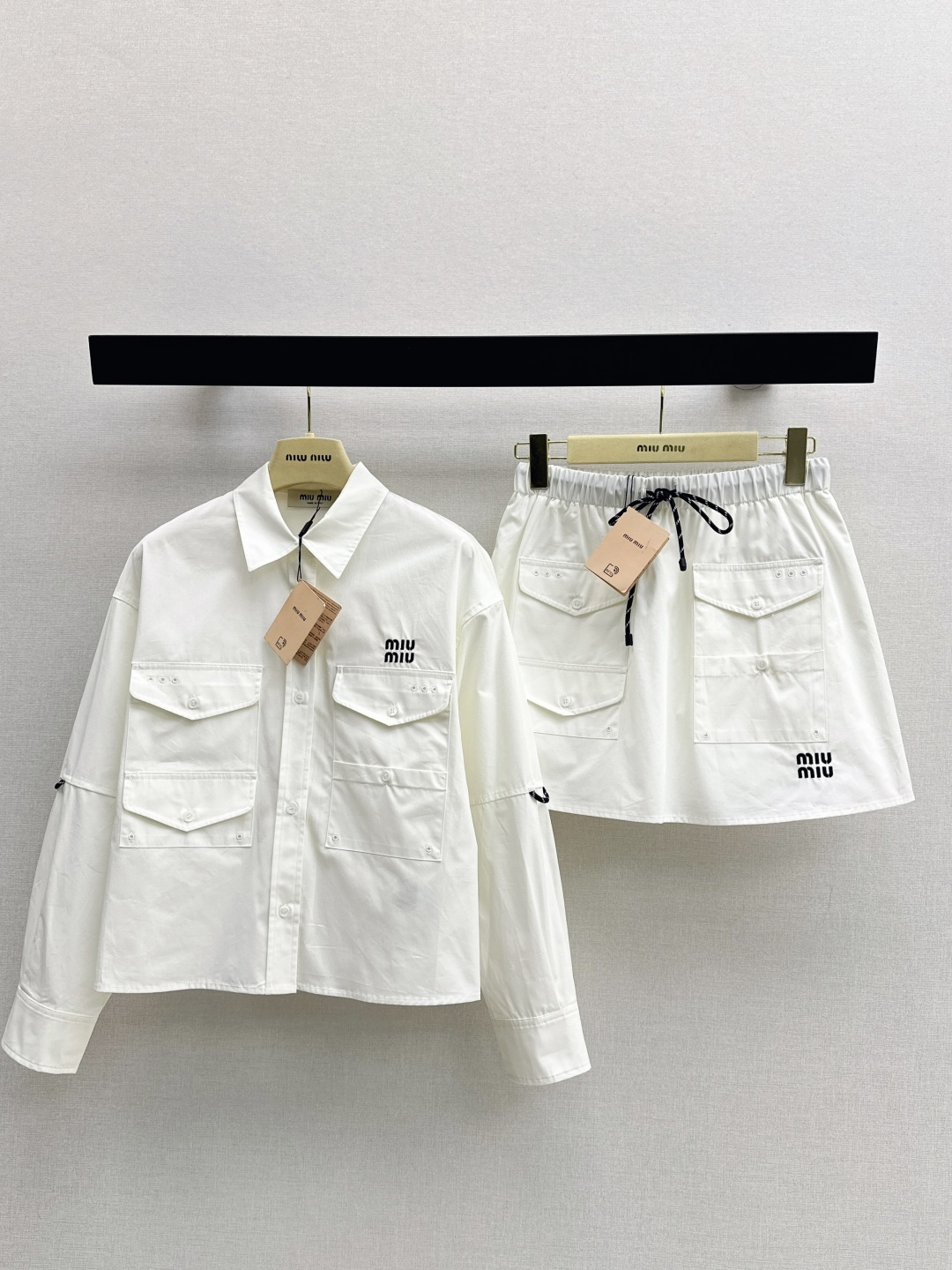 NO:731233,Miu 26Ss————The latest letter embroidery suit in early spring, a short lapel shirt + Mini skirt. Low-key luxury three-dimensional tailoring. Streamlined line design. Noble and elegant with gentle and intellectual temperament. Imported special materials. It will be amazing when you receive it. The texture of the customized fabric is awesome. Two colors are sold separately. SML shirts,,miumiu,skirts,shirts,19860909Miu 26Ss————早春最新款字母刺绣套装小短款翻领衬衫+Mini半裙 低调奢华立体剪裁 精简线条感设计 高贵典雅又尽显温柔知性的气质 进口特殊材质 收到手会很惊艳 定制面料质感超赞 两色分开发售sml 衬衣,,miumiu,skirts,shirts,,Women's clothing