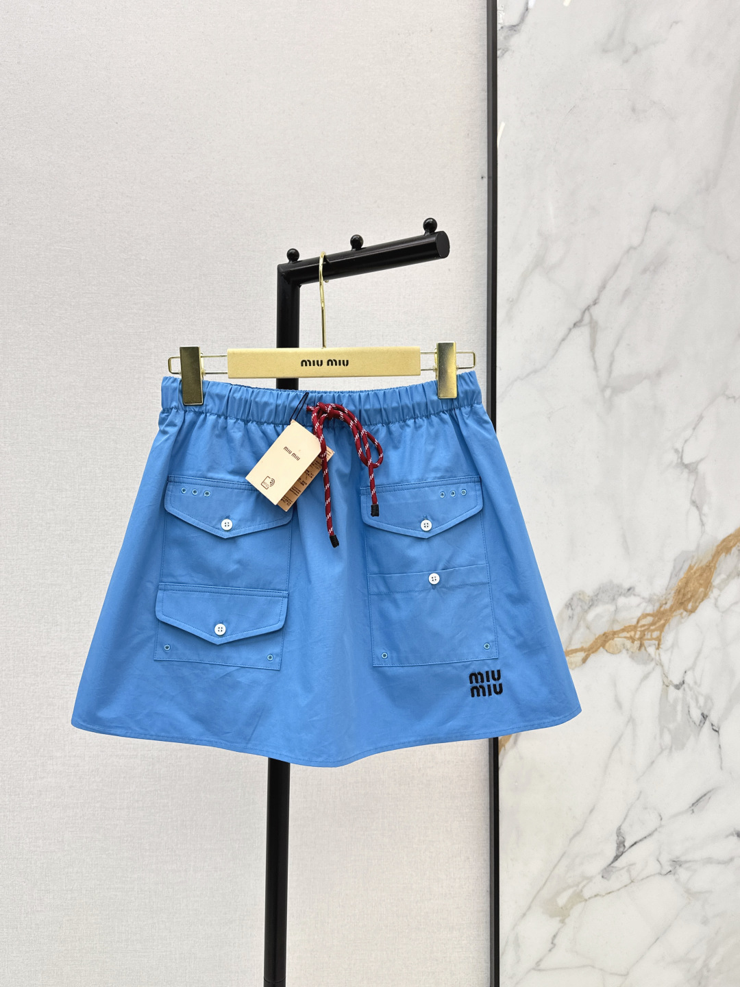 NO:731231,Miu 26Ss - the latest early spring letter embroidery suit, a short lapel shirt + Mini skirt. Low-key luxury three-dimensional tailoring. Streamlined line design. Noble and elegant with gentle and intellectual temperament. Imported special materials. You will be amazed when you receive it. The texture of the customized fabric is amazing. Two colors are sold separately. sml,, miumiu, skirts, shirts,19860909Miu 26Ss————早春最新款字母刺绣套装小短款翻领衬衫+Mini半裙 低调奢华立体剪裁 精简线条感设计 高贵典雅又尽显温柔知性的气质 进口特殊材质 收到手会很惊艳 定制面料质感超赞 两色分开发售sml,,miumiu,skirts,shirts,,Women's clothing