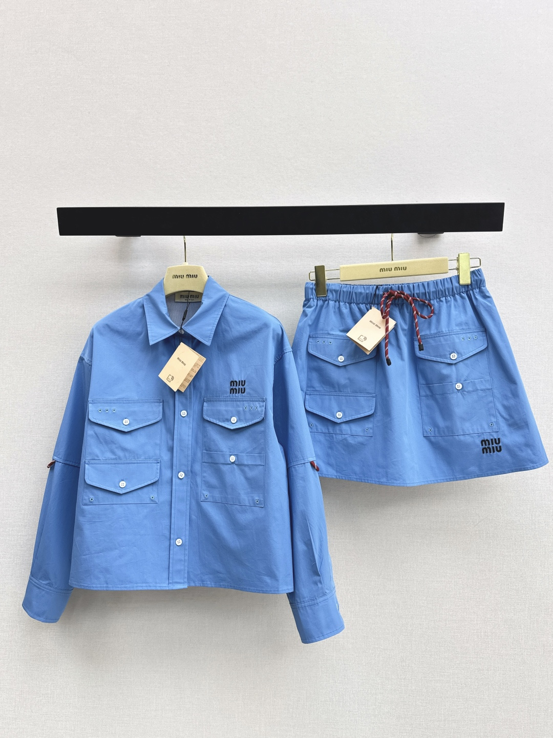 NO:731226,Miu 26Ss - the latest early spring letter embroidery suit, a short lapel shirt + Mini skirt. Low-key luxury three-dimensional tailoring. Streamlined line design. Noble and elegant, yet full of gentle and intellectual temperament. Imported special materials. You will be amazed when you receive it. The texture of the customized fabric is amazing. Two colors are sold separately. SML lining,, miumiu, skirts, shirts,19860909Miu 26Ss————早春最新款字母刺绣套装小短款翻领衬衫+Mini半裙 低调奢华立体剪裁 精简线条感设计 高贵典雅又尽显温柔知性的气质 进口特殊材质 收到手会很惊艳 定制面料质感超赞 两色分开发售sml 衬,,miumiu,skirts,shirts,,Women's clothing