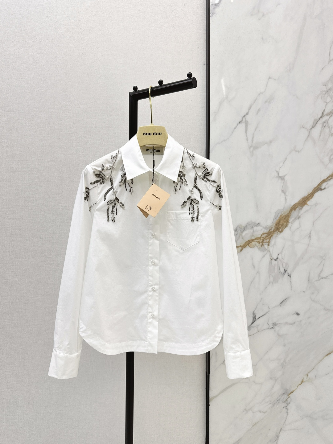 NO:731211,Hot item recommendation Miu 26Ss————The latest heavy-duty iris beaded shirt in early spring is exquisite and fashionable, versatile for commuting, temperament that reduces age, striped blue intellectual, white and clean, two colors ready for sale smlxl,,miumiu,shirts,19860909爆单款推荐 Miu 26Ss————早春最新款重工鸢尾钉珠衬衫精致时尚 通勤百搭 气质减龄 条纹蓝知性 白色干净 两色现货发售smlxl,,miumiu,shirts,,Women's clothing