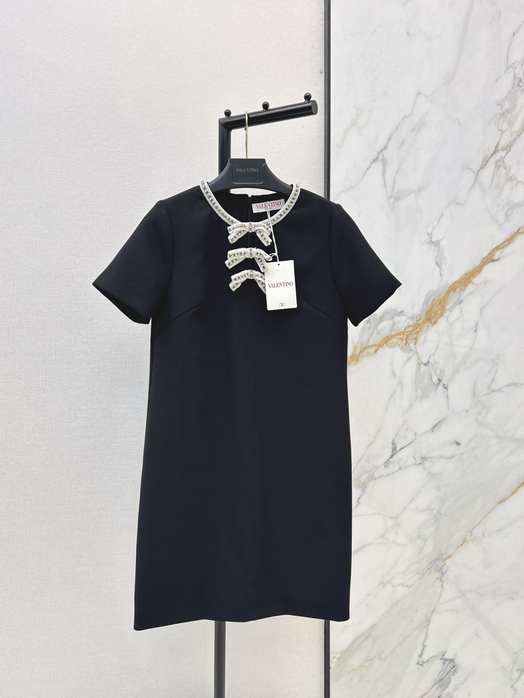 NO:731206,VLTN 25Ss————The latest autumn and winter dress with heavy bow decoration, exquisite ladylike style, super classic, long-lasting wear, suitable for various occasions, whether it is commuting or daily gatherings, the H version is not picky at all, and it is not picky at all. Three colors are available for sale smlxl,,skirts,19860909VLTN 25Ss————秋冬最新款重磅蝴蝶结装饰连衣裙 精致淑女名媛风 超级经典 久穿不厌 适合各种场合 无论是通勤或者日常聚会都能驾驭 H版型也完全不挑人不挑身材 三色现货发售smlxl,,skirts,,Women's clothing
